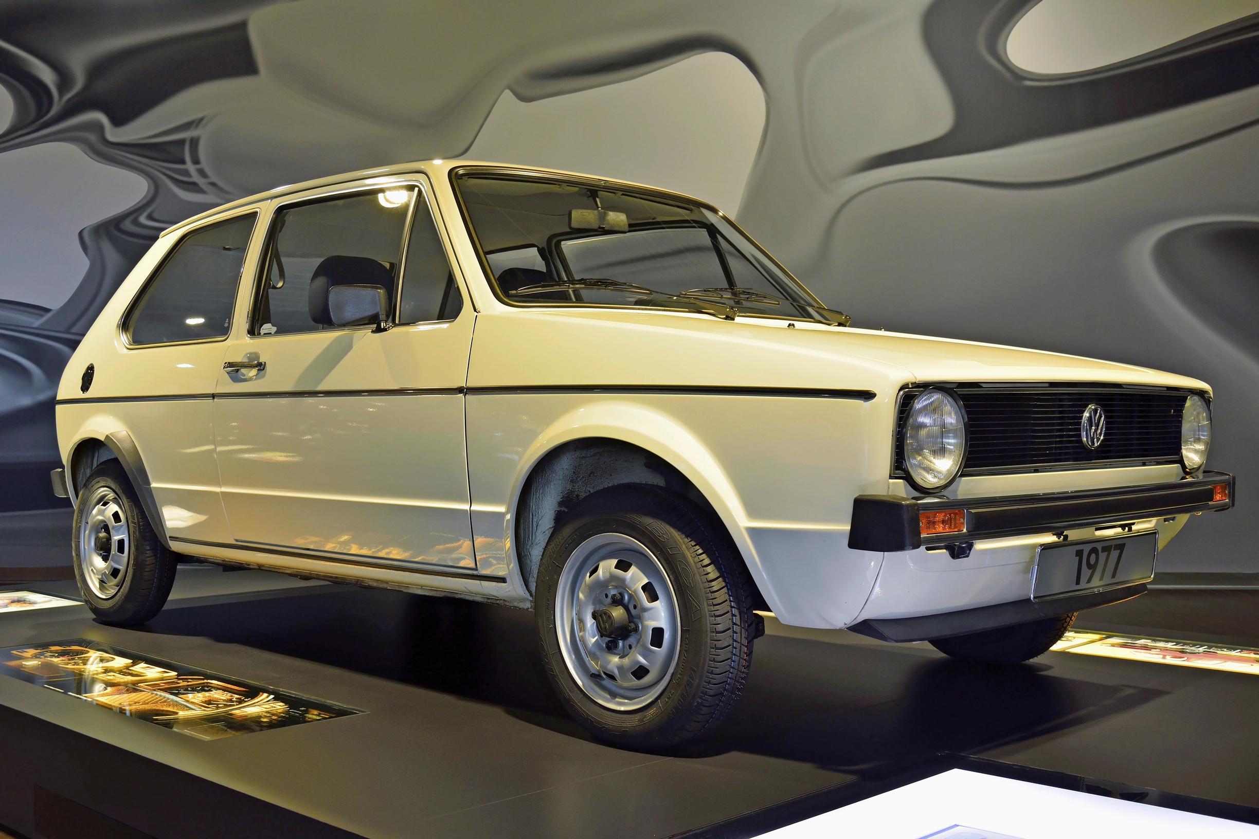 Volkswagen Golf | Vuonna 1974 esitelty Golf oli kaikin puolin todella radikaali uutuus. Ei mitään yhteistä Kuplan kanssa.