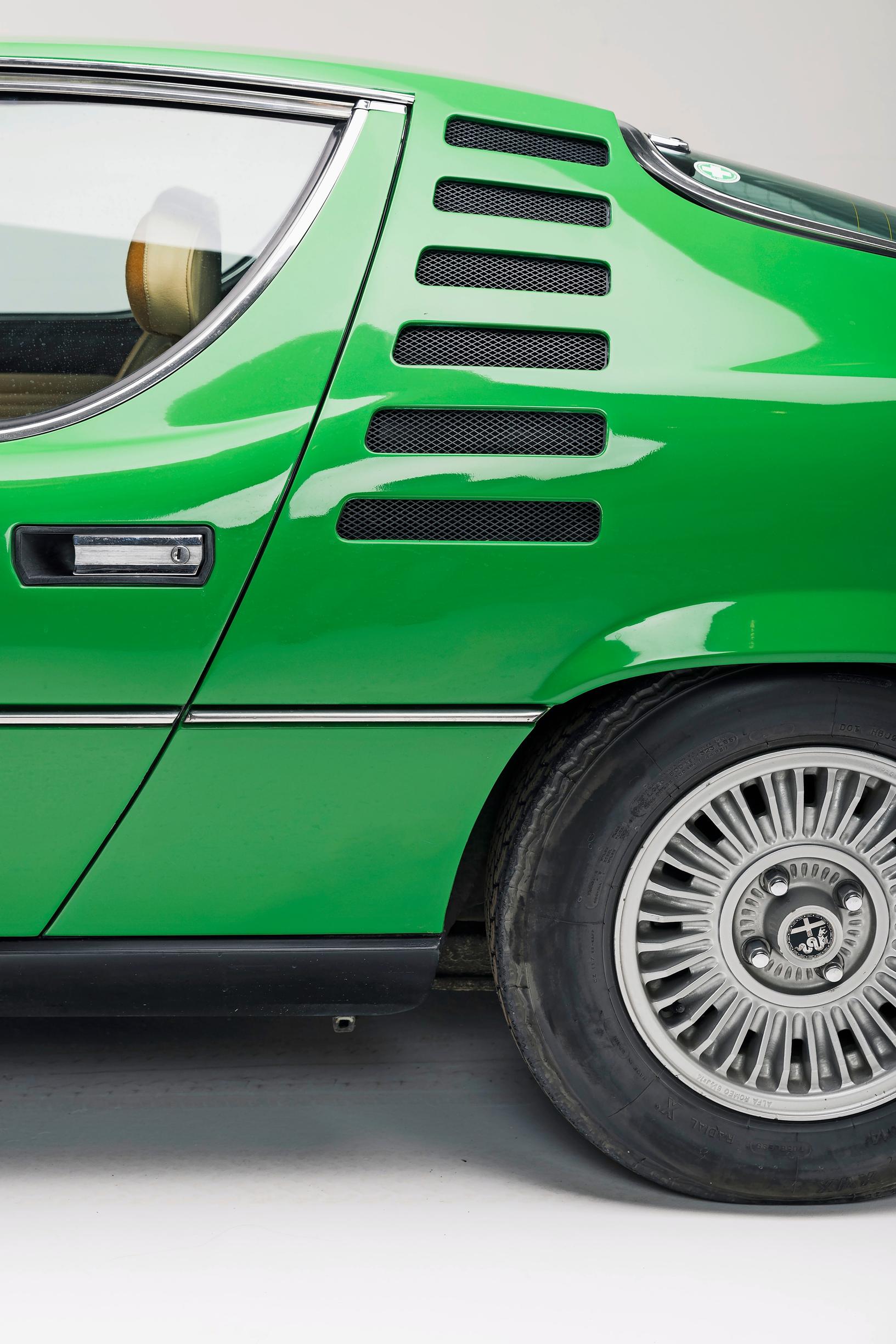 Alfa Romeo Montrealin Gandinin muotoilema kori on 2+2 -paikkainen coupé. Takaistuin on tosin lähinnä teoreettinen.
