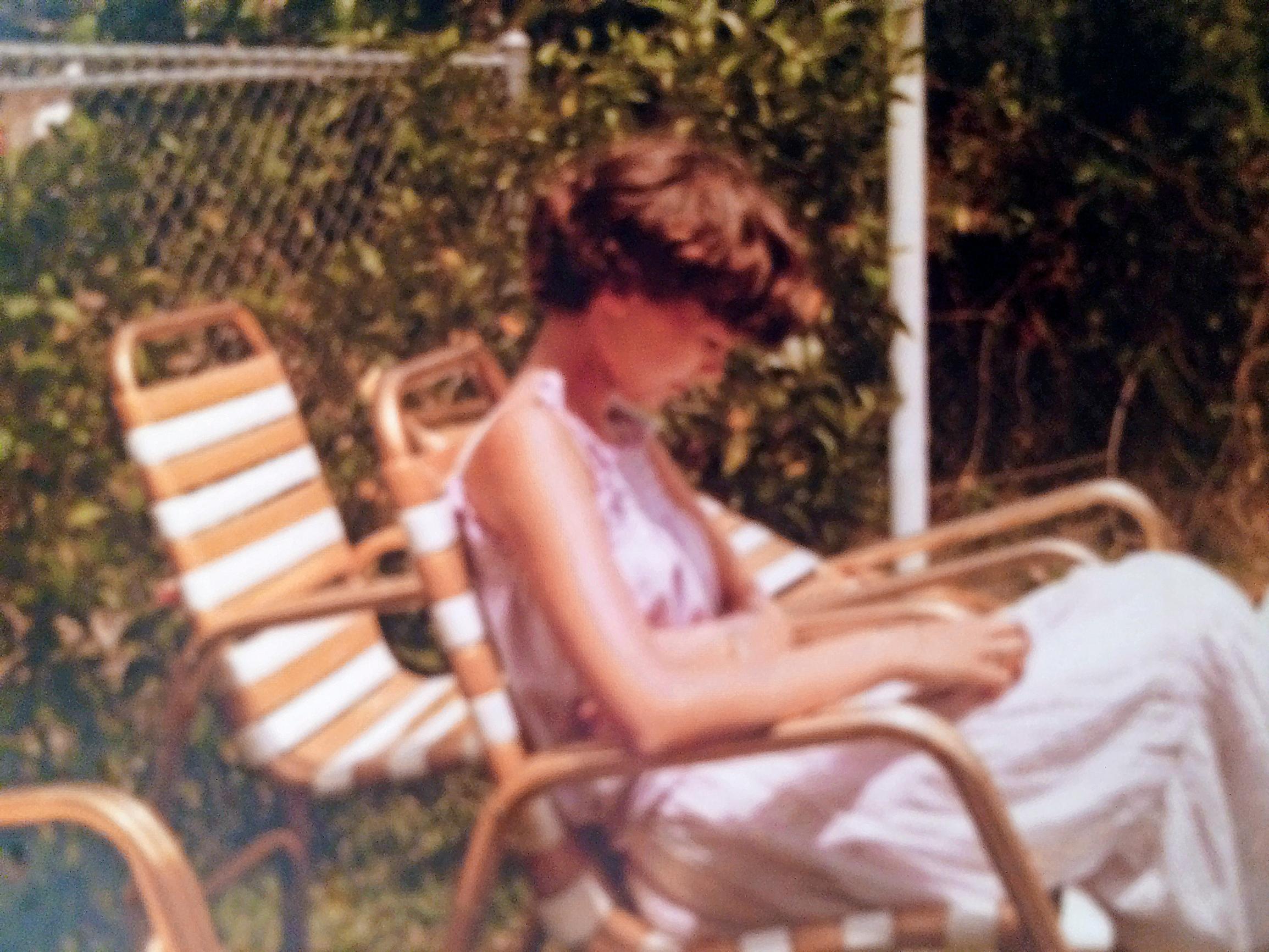 Kirsi teini-ikäisenä lempipuuhansa parissa.