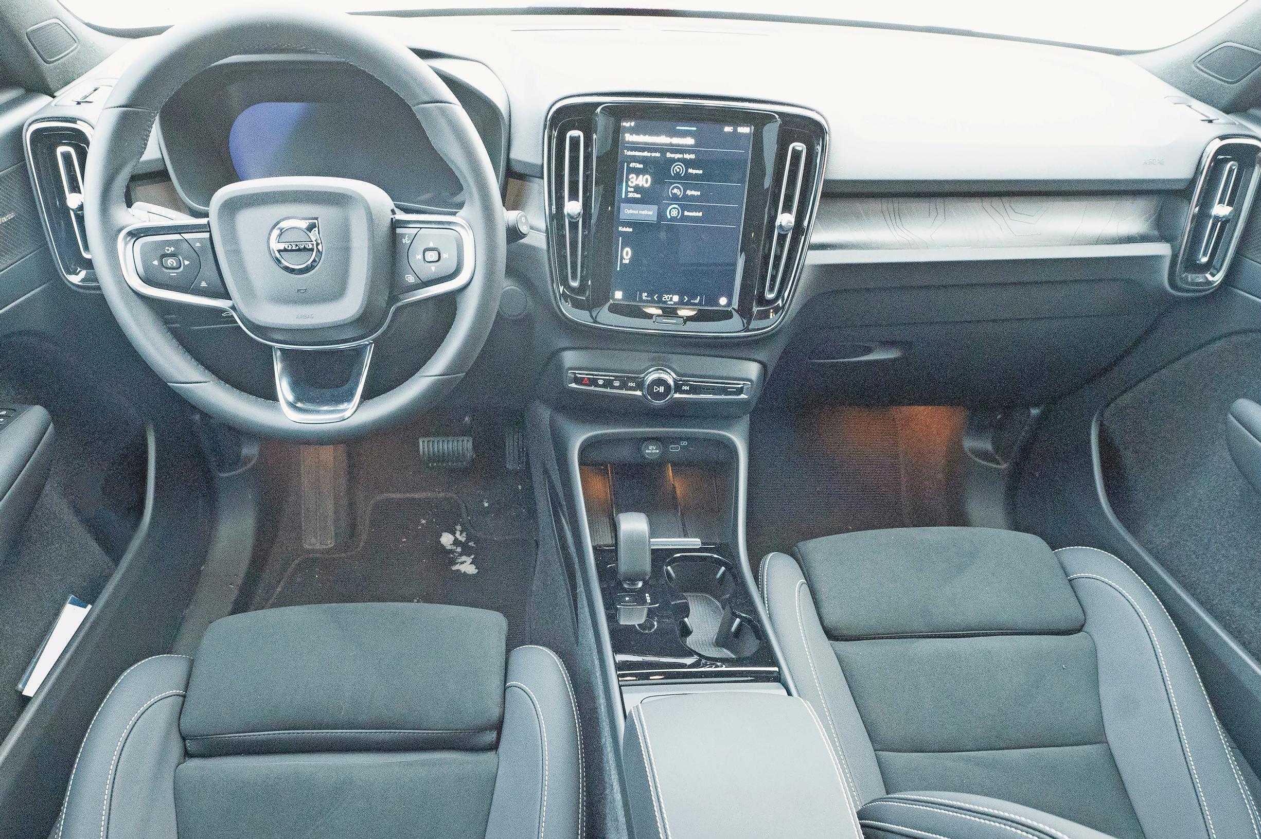 Volvo XC 40 Rechargen kojelauta on Volvon nykytyylin mukainen.