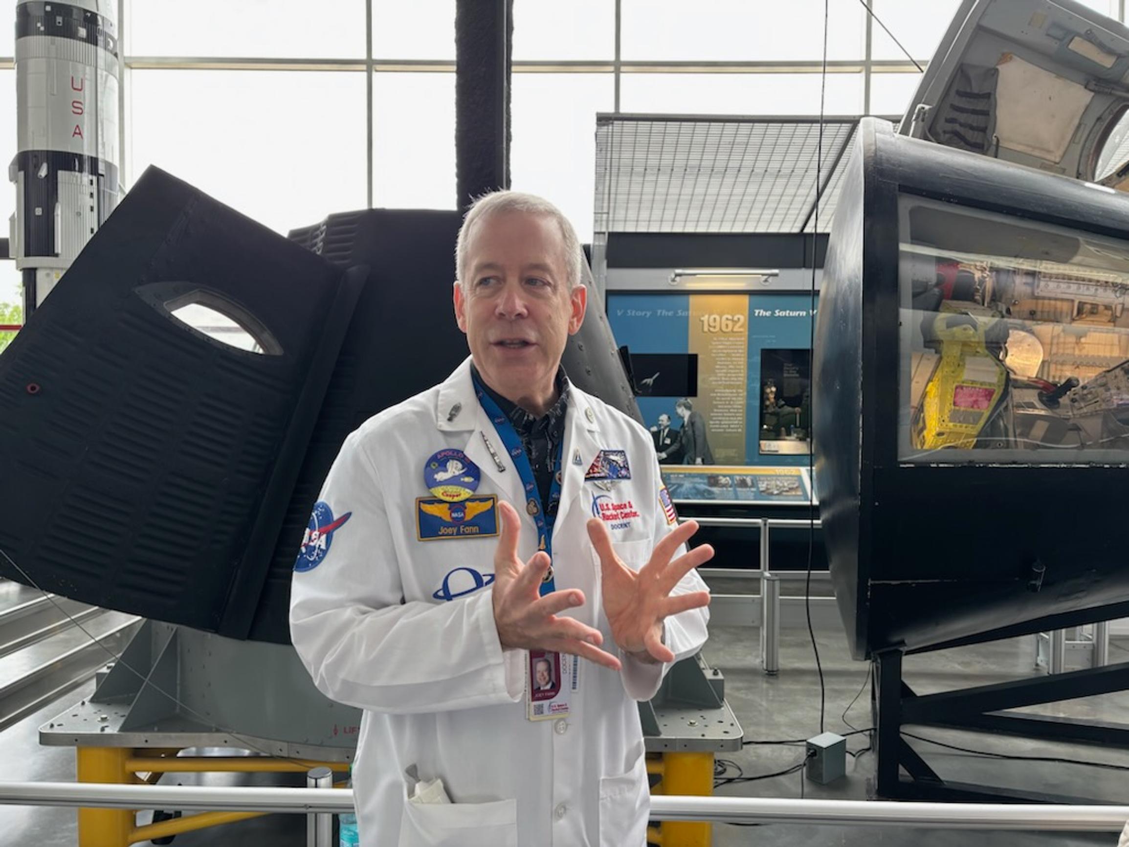 Alabaman Huntsvillessa on U.S. Space & Rocket Center -avaruuskeskus, jossa Joey Fann vetää opastuskierroksia