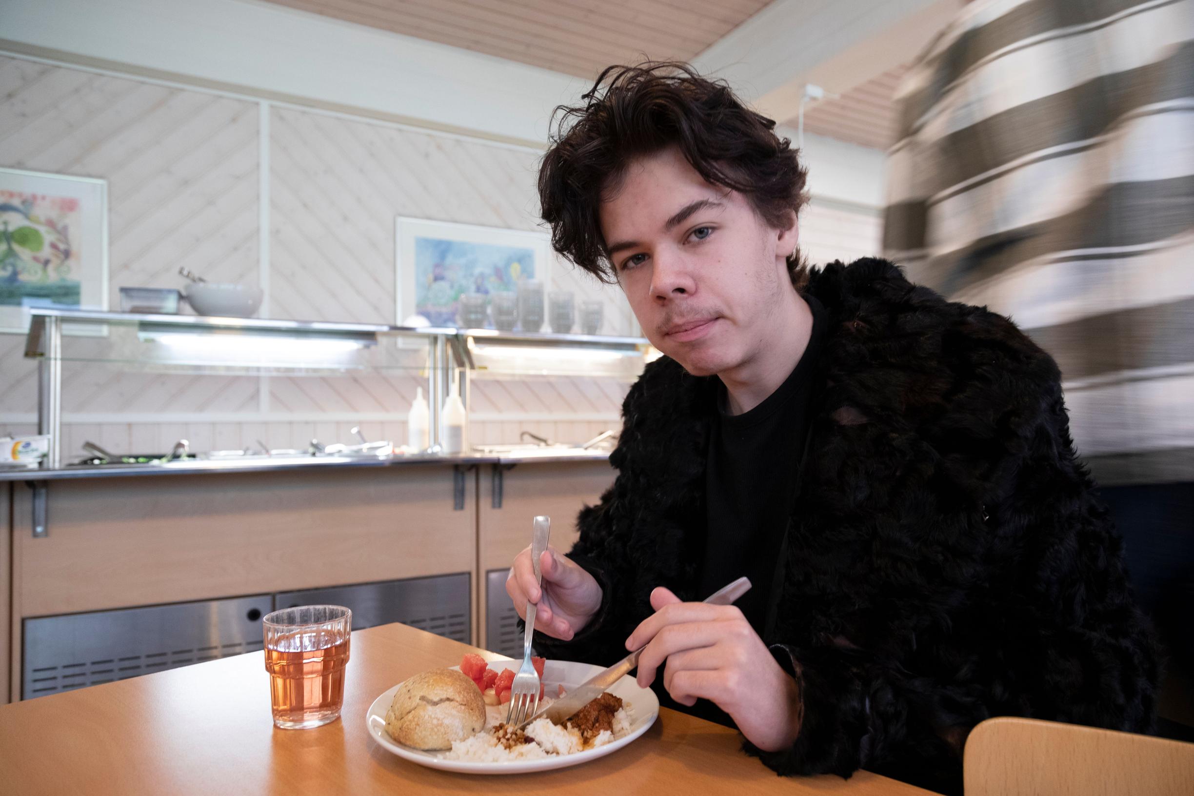 Peruslähtökohta on se, että yritämme katsoa maailmaa ilman ennakkoluuloja, sanoo Larp-opiston opiskelija Klaus Kurki.