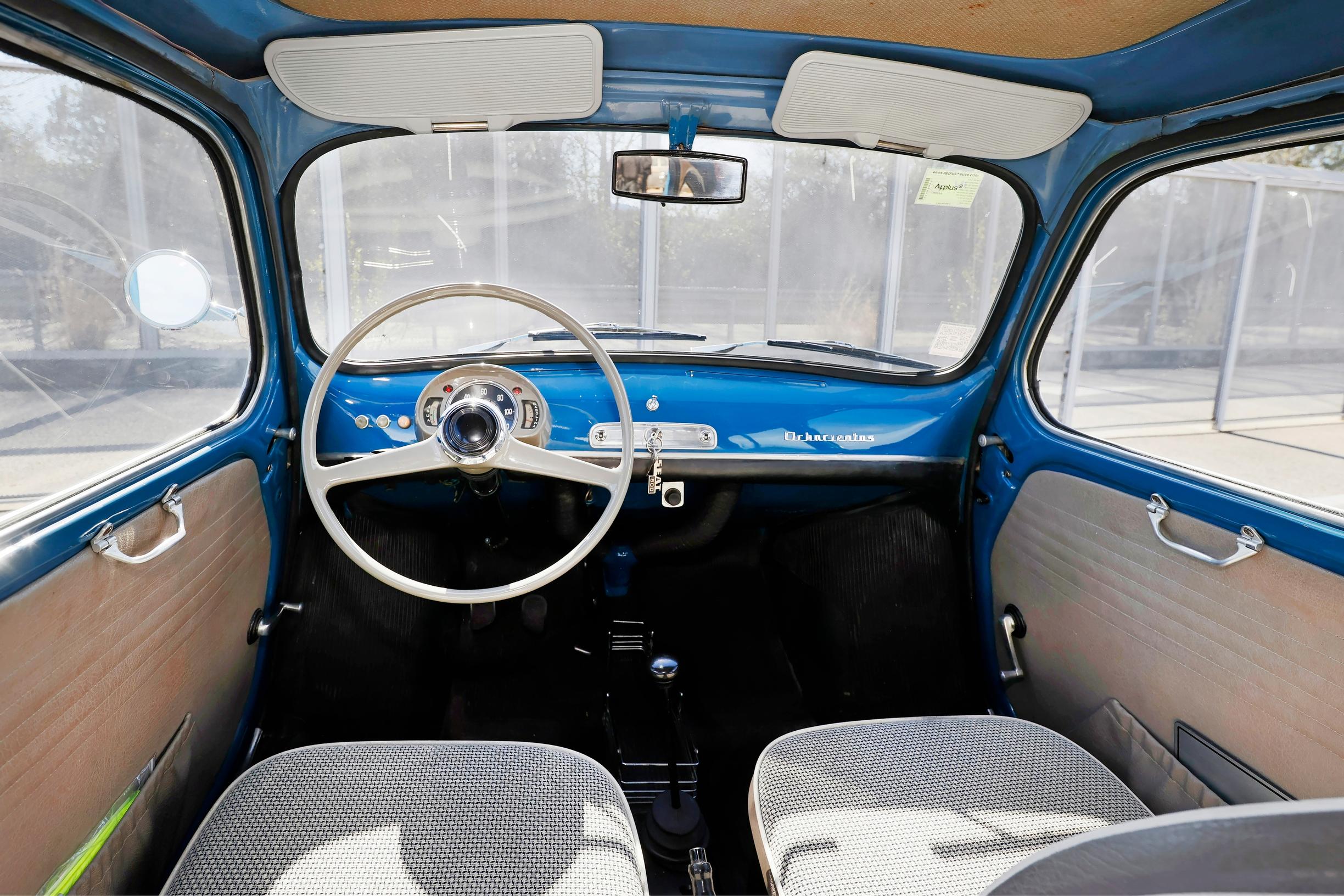 Seat 800:n ajoasento on monelle tuttu: jalat suorana, kädet koukussa.