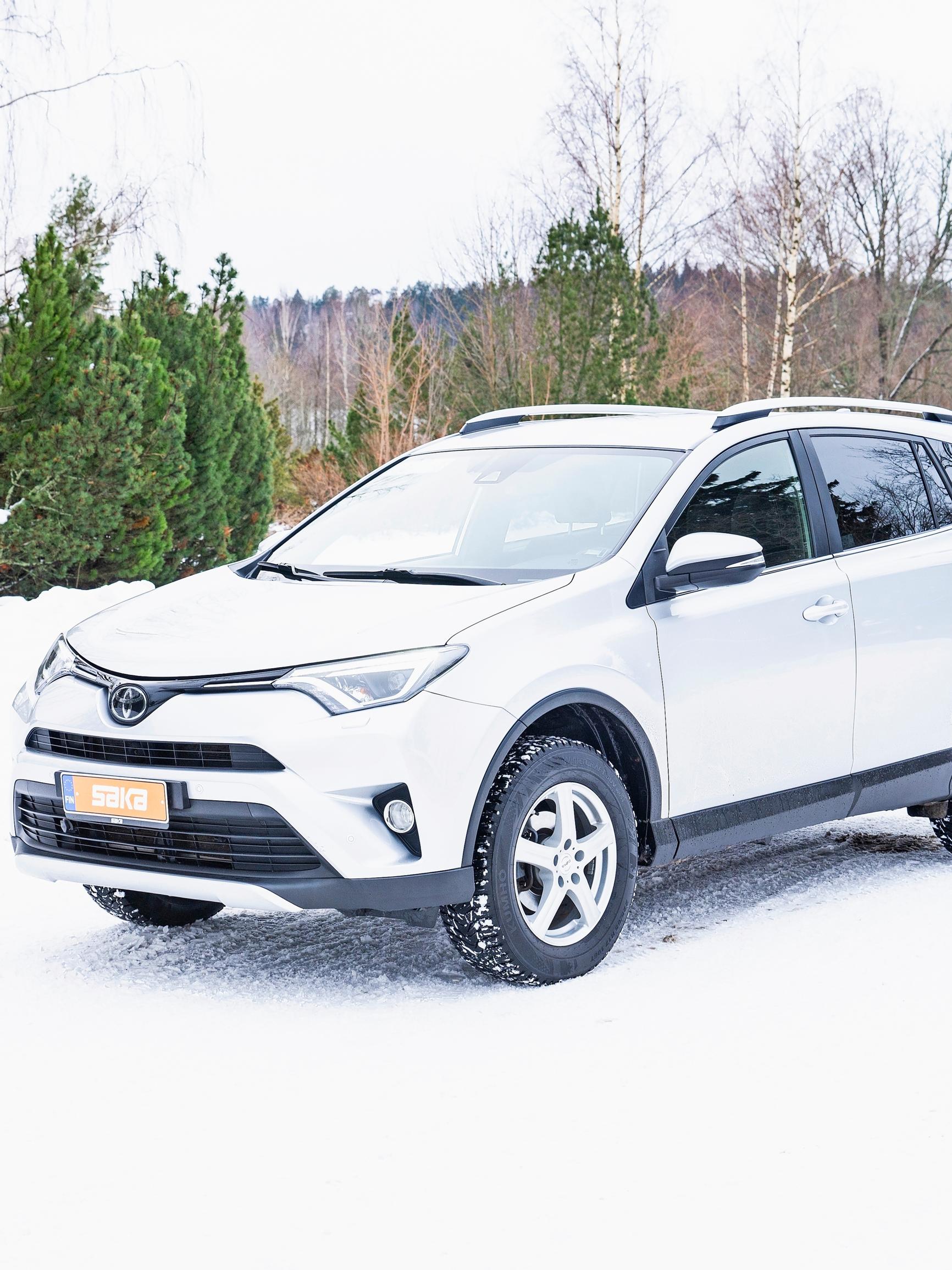 Toyota RAV4 vm. 2016 – Yksi parhaita lääkkeitä kaamosmasennukseen on nelivetoauto