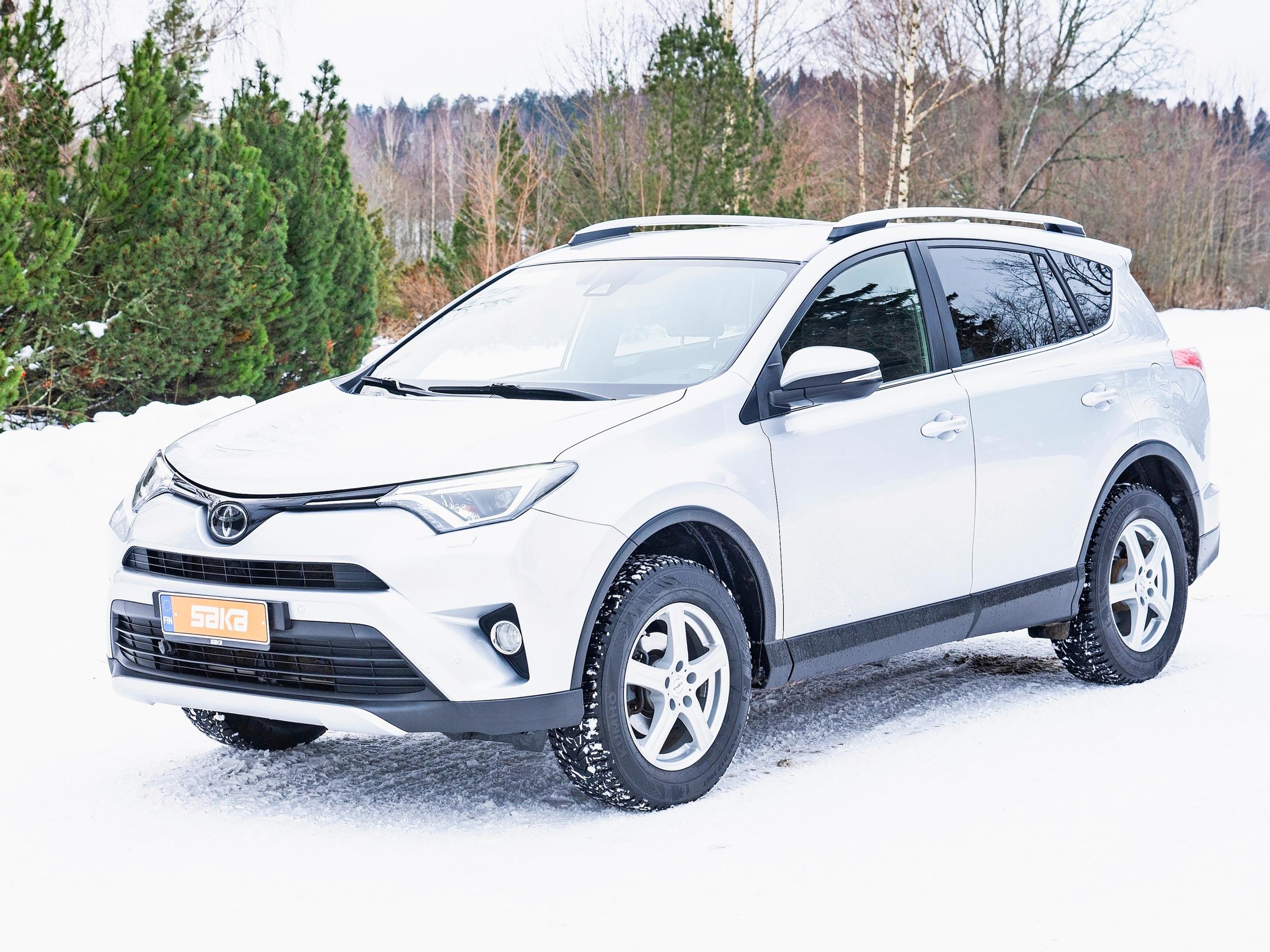 Toyota RAV4 vm. 2016 – Yksi parhaita lääkkeitä kaamosmasennukseen on nelivetoauto