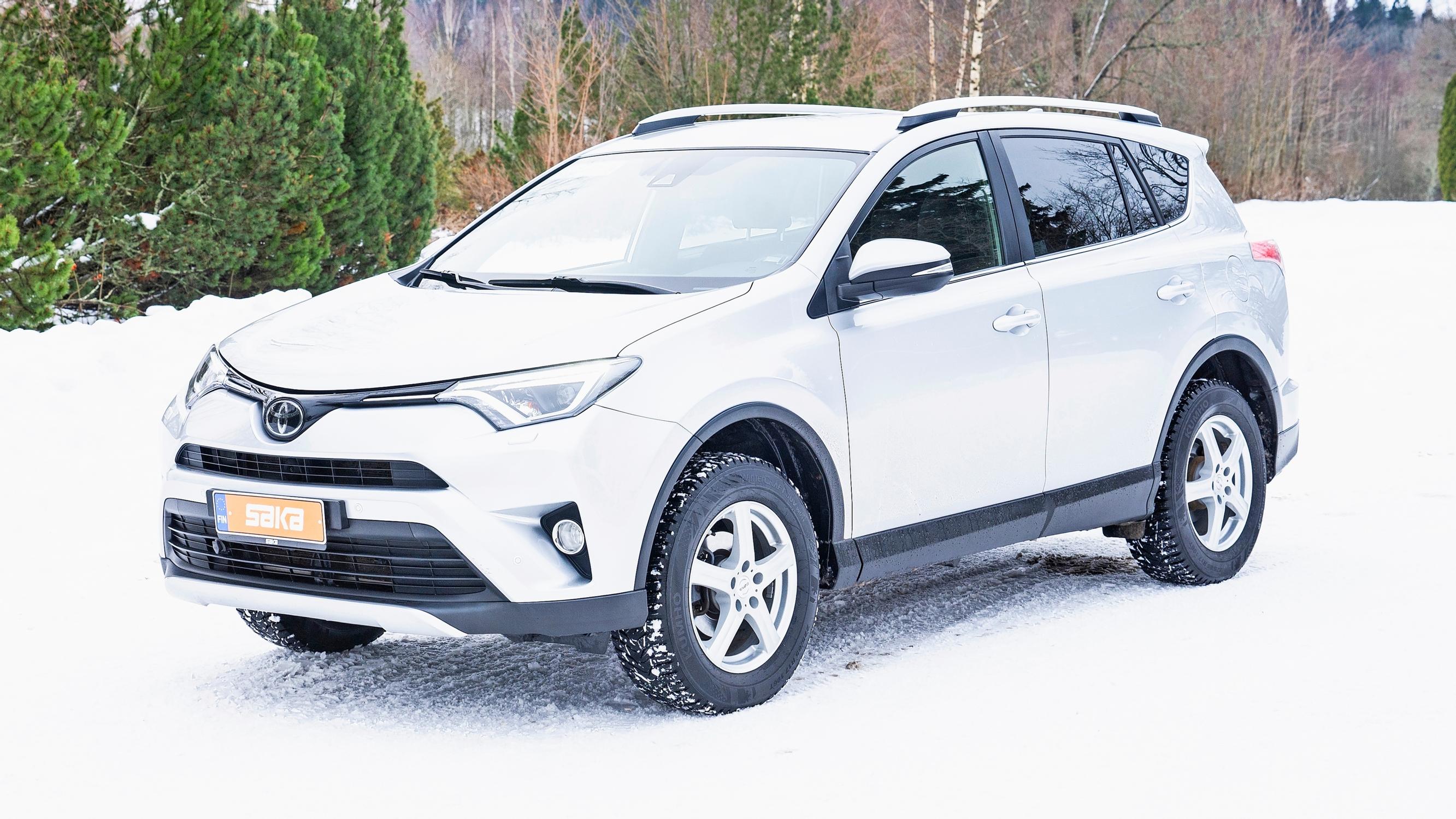 Toyota RAV4 vm. 2016 – Yksi parhaita lääkkeitä kaamosmasennukseen on nelivetoauto