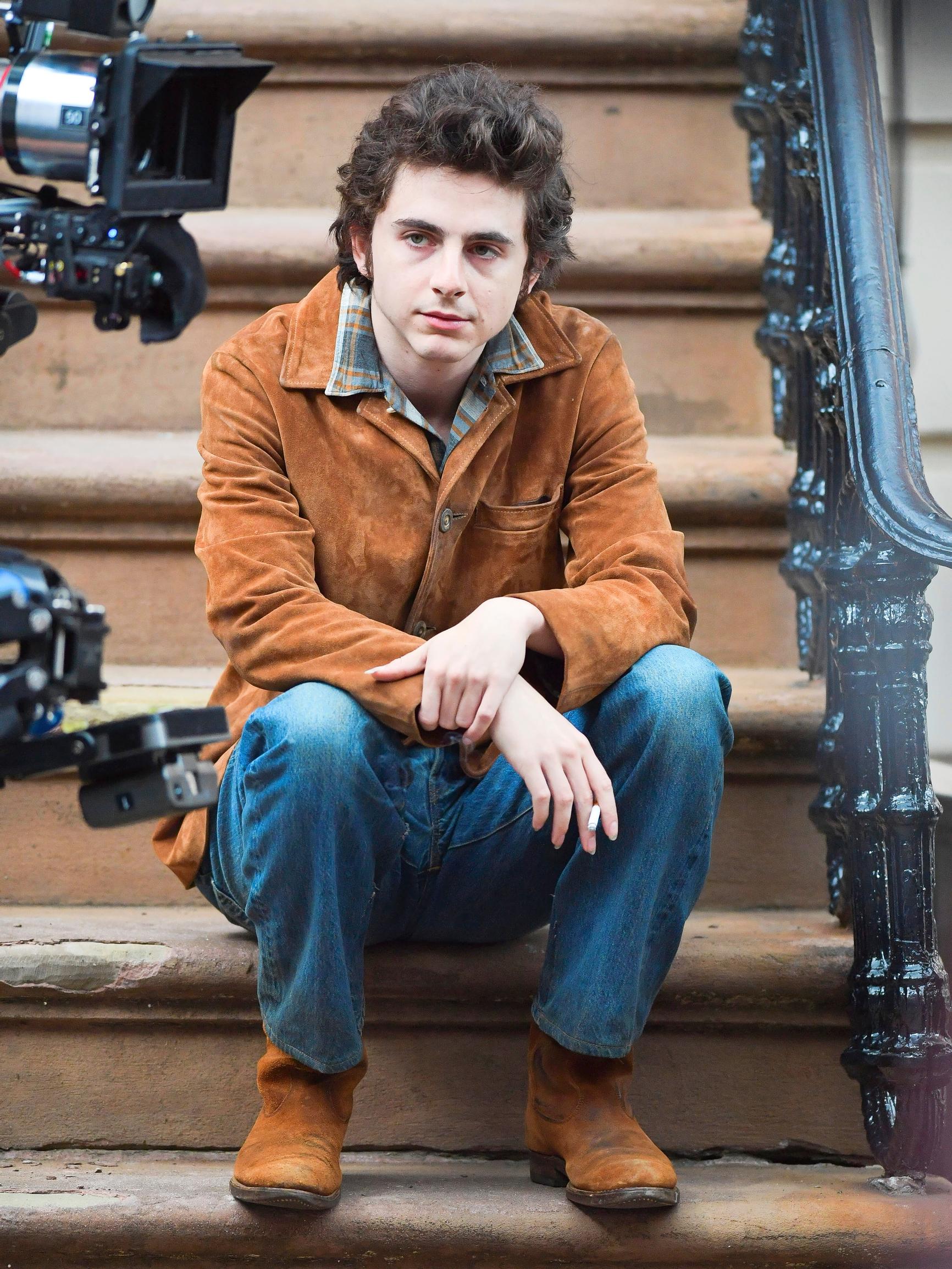 Timothée Chalamet paneutui pakkomielteisesti Bob Dylaniin – raahasi kitaraa mukanaan viisi vuotta ja opetteli soittamaan mestarin tyyliin