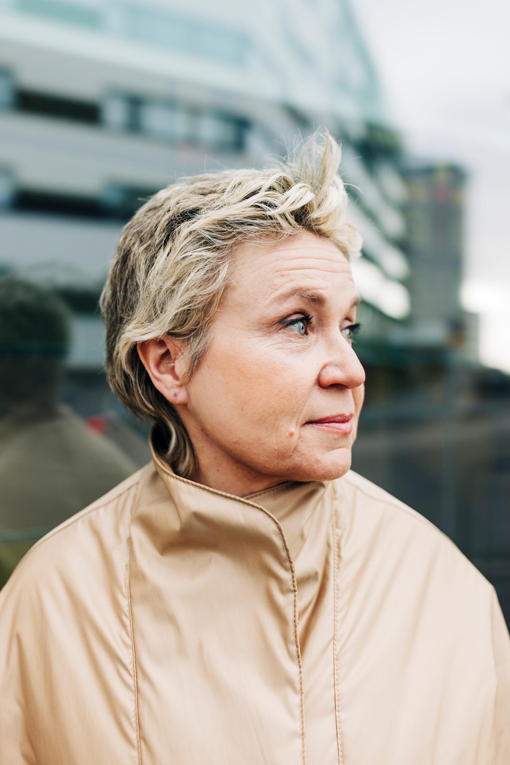Kirjailija Sirpa Kähkönen on yksi haastateltavista Heli Pruukin ja Pirkko Lahden vasta ilmestyneessä kirjassa Lohtu.