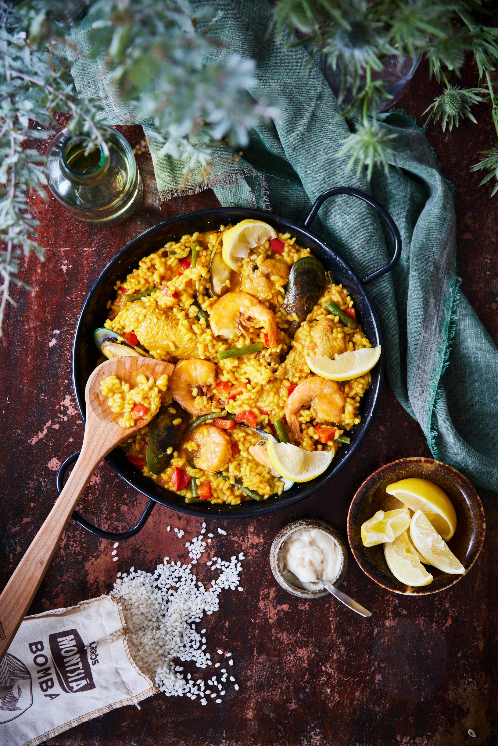 Paella on espanjalainen klassikkoruoka, joka saa kauniin keltaisen värinsä sahramista ja kurkumasta. Pyttipannumaista ruokaa mehevöittävät broileri, kasvikset ja merenelävät.