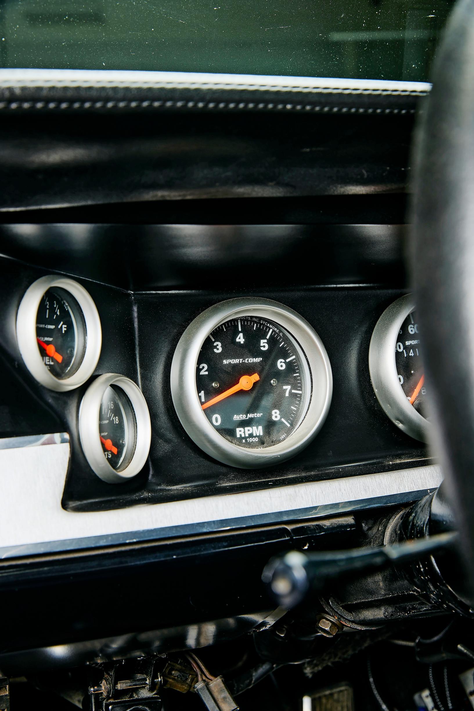Plymouth Barracudan pyöreät mittarit kertovat luotettavasti kaiken oleellisen, kun sähköt on tehty uusiksi.