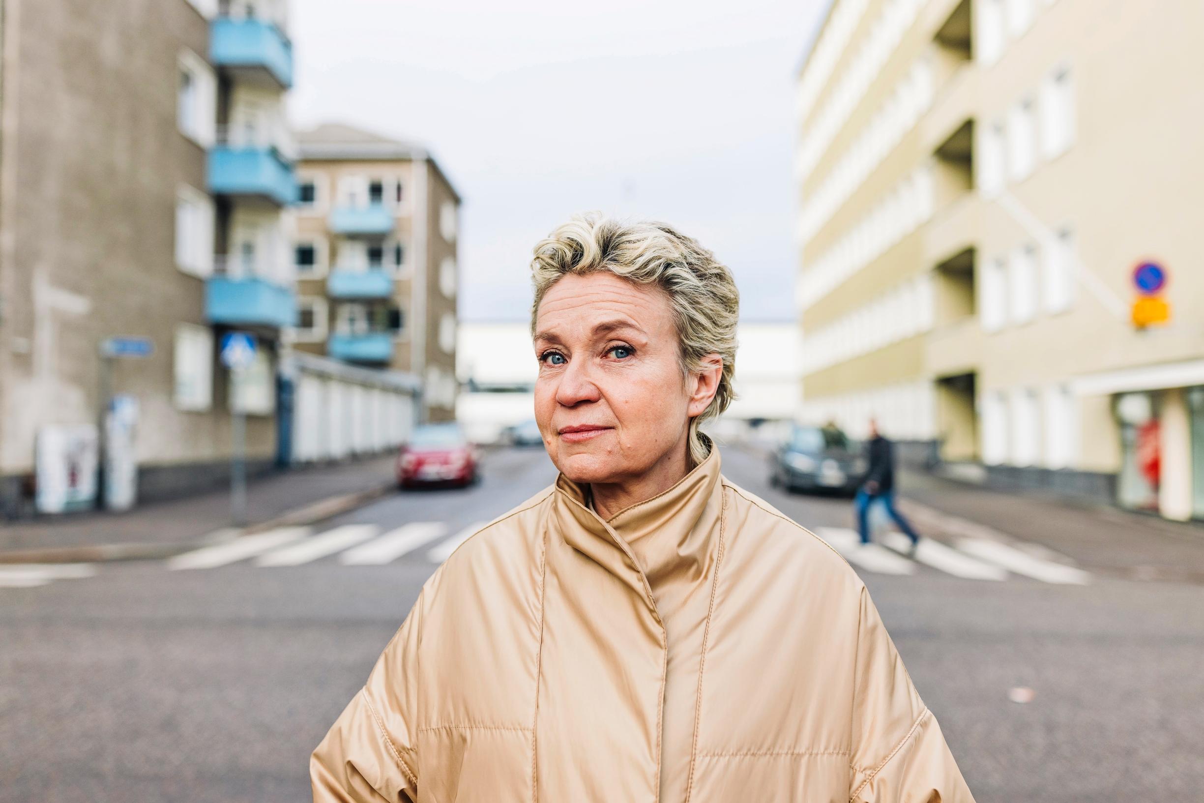 Kirjailija Sirpa Kähkösen mukaan suurta epäoikeudenmukaisuutta kokeneilla voi käydä niin, että on aina kysymässä maailmalta jotakin hyvitystä.
