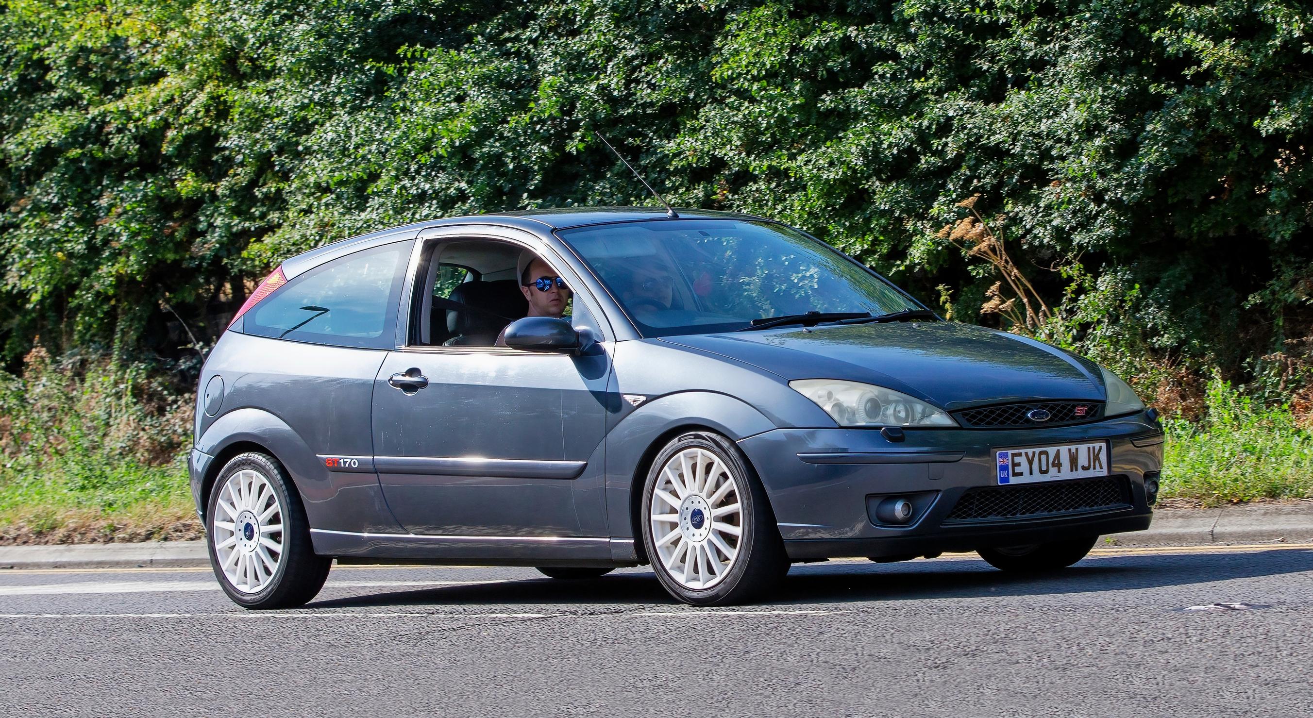 FORD FOCUS. Ovelasti muotoiltu Focus tuli mallistoon 90-luvun lopulla Escortin tilalle.