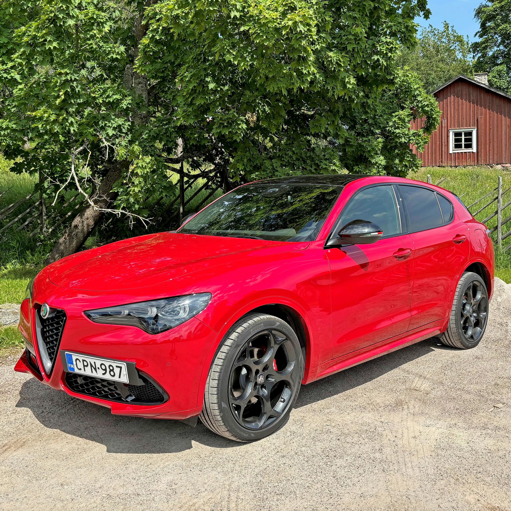 Katumaasturiksi Alfa Romeo Stelvio on hämmästyttävän kiva ajettava, mutta bensaa palaa – Saatavana myös 520-hevosvoimainen erikoisversio niille, joille mikään ei riitä