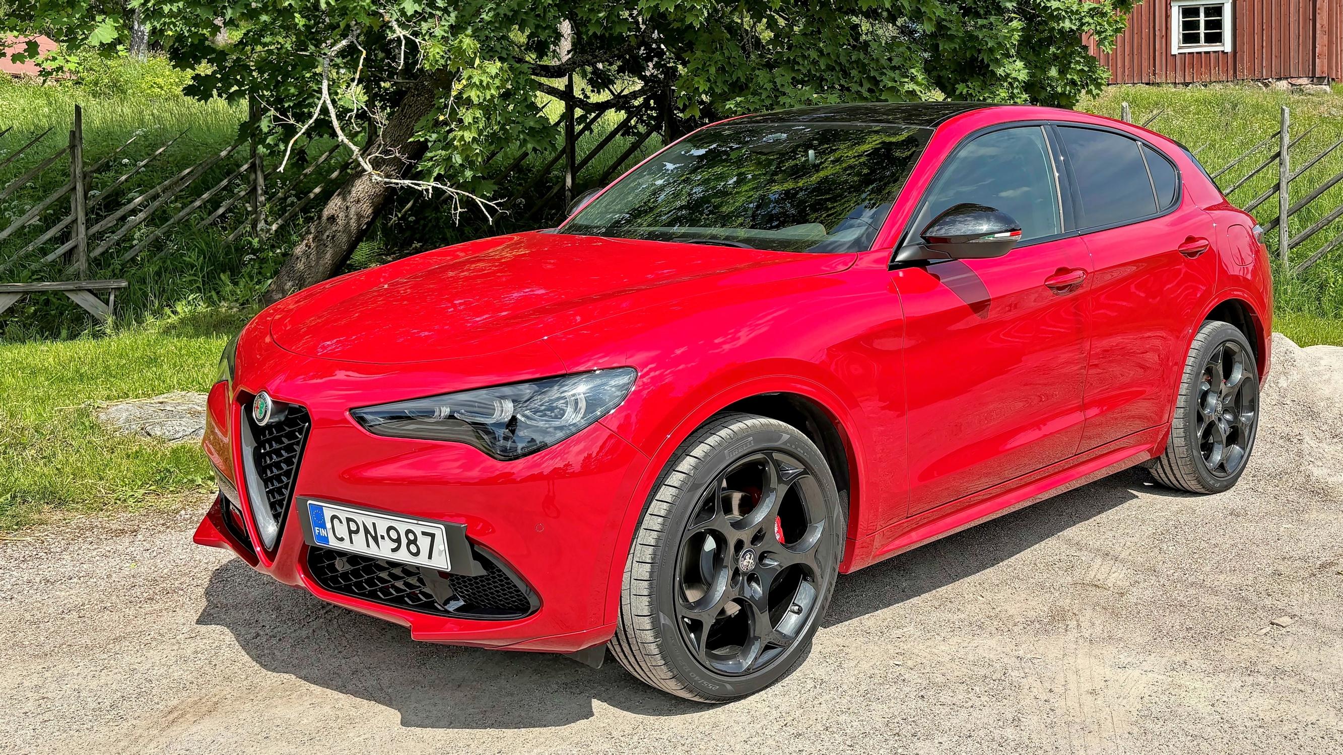 Katumaasturiksi Alfa Romeo Stelvio on hämmästyttävän kiva ajettava, mutta bensaa palaa – Saatavana myös 520-hevosvoimainen erikoisversio niille, joille mikään ei riitä