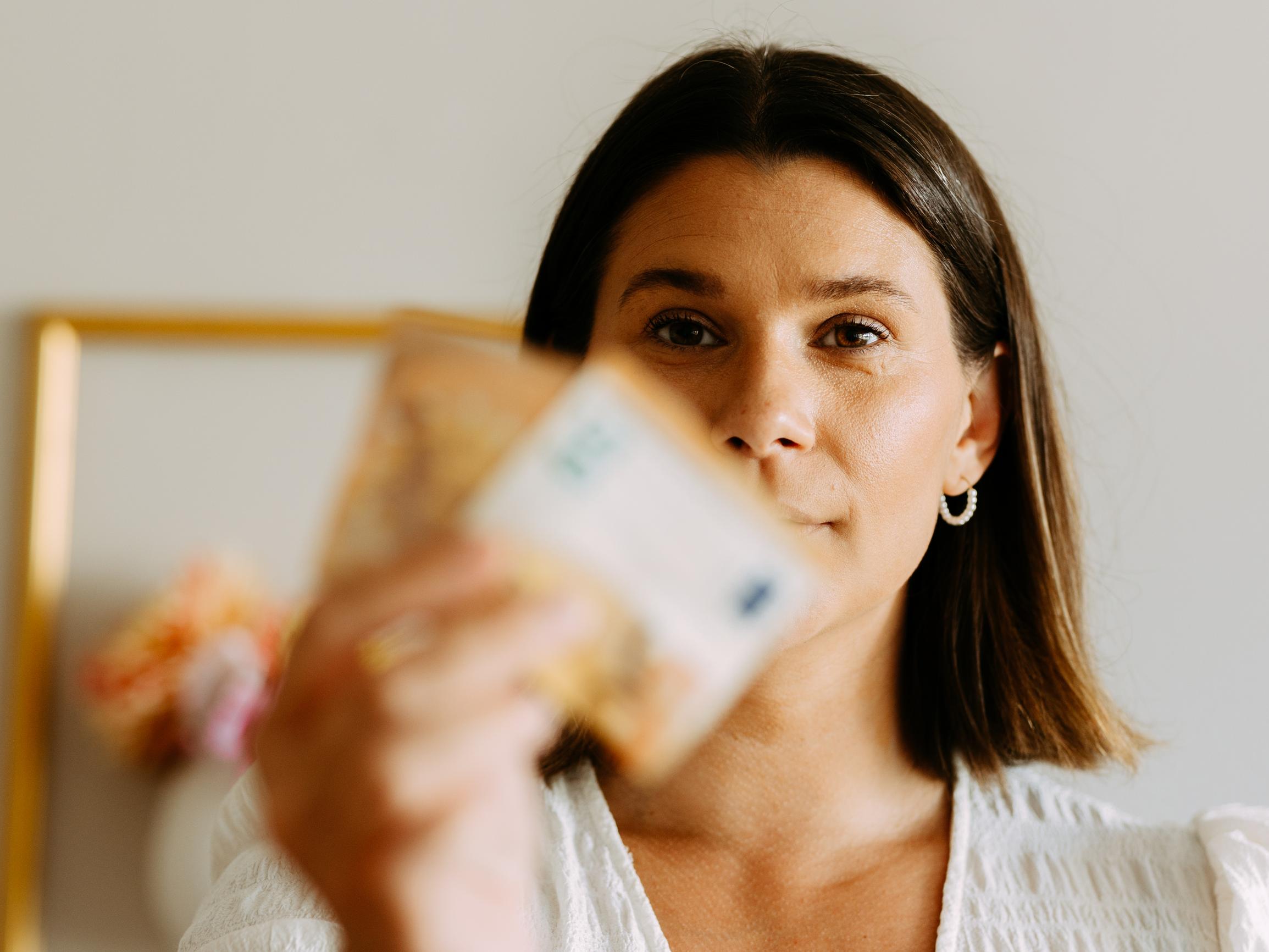 ”Tajusin, että kulutan holtittomasti” – Kun Saana pääsi irti ostoriippuvuudesta, säästössä oli pian niin paljon rahaa, että pelotti