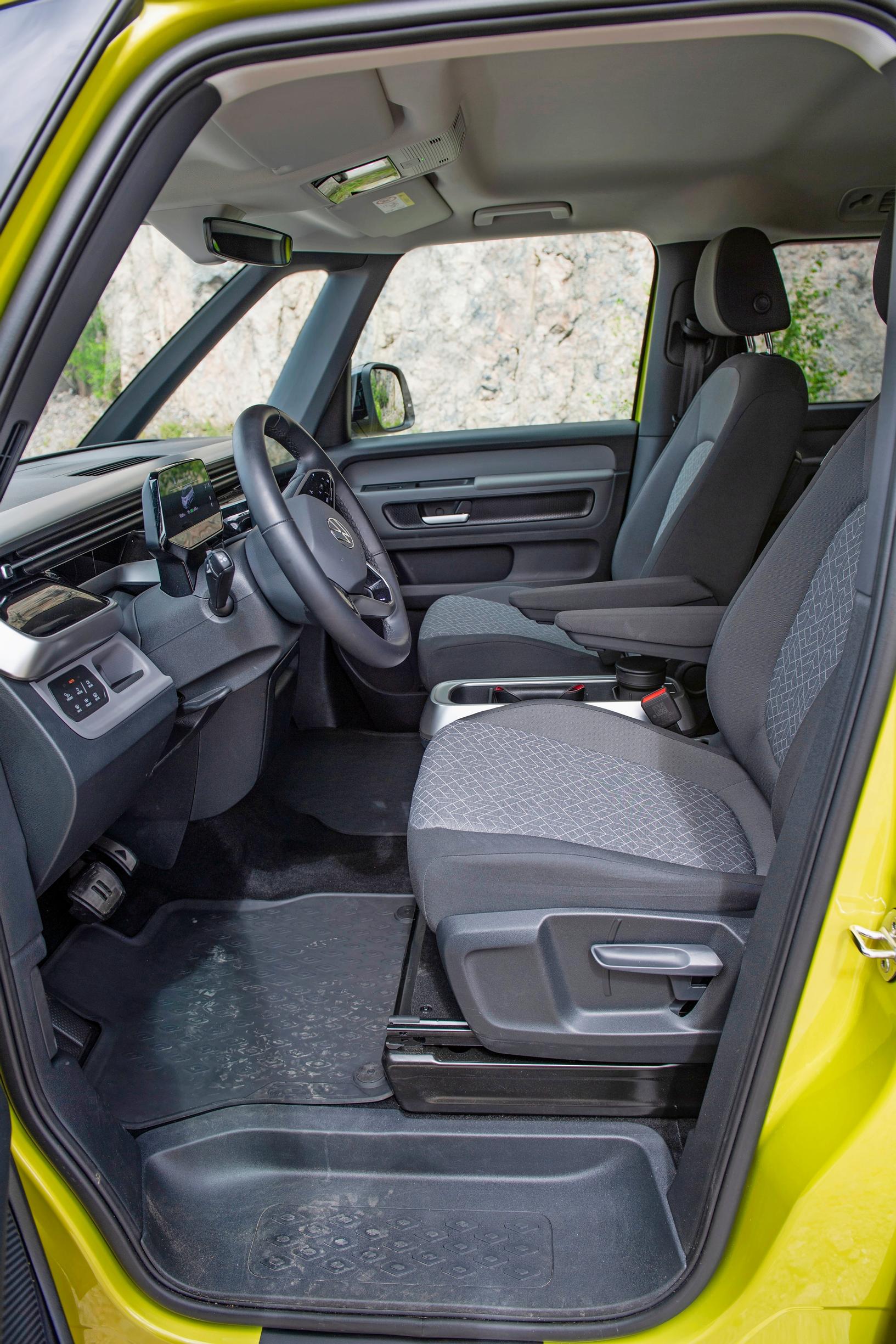 Volkswagen ID. Buzz Pro Businessin kuski istuu kuin laivan komentosillalla. Näkymät ovat todella avarat.