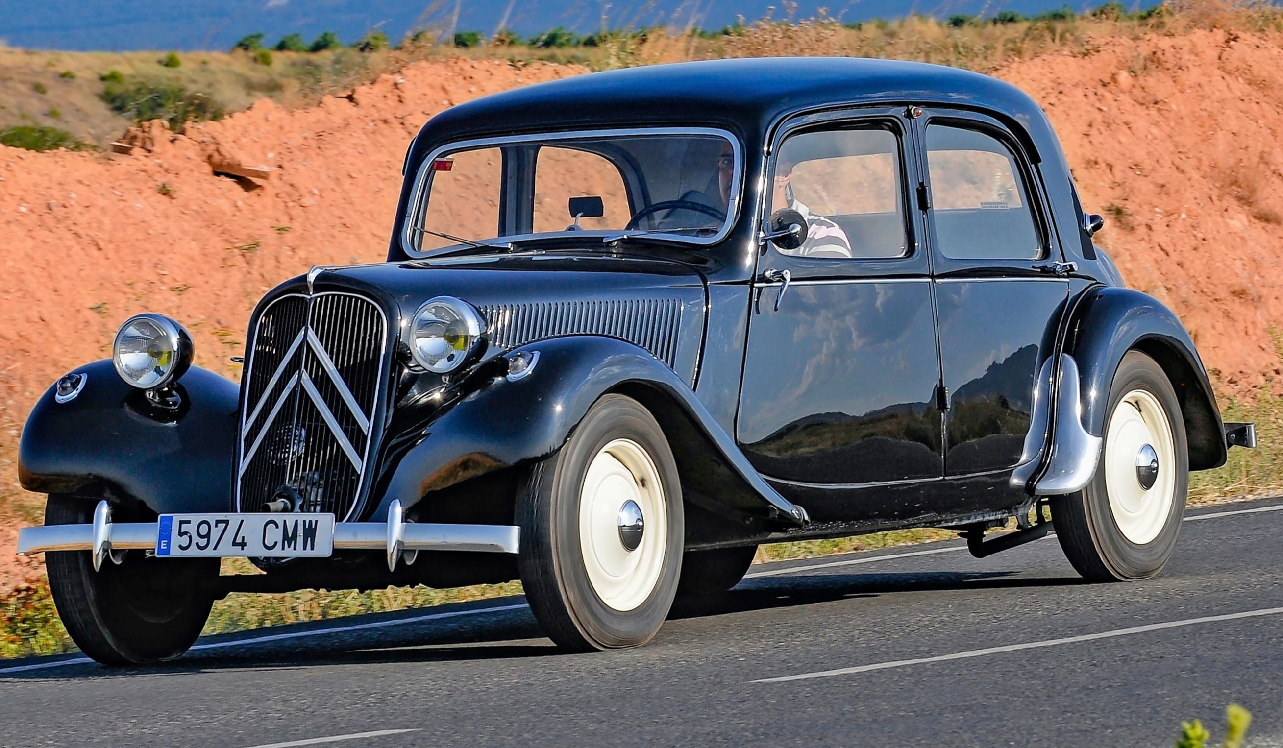 Citroën Traction Avant | Tämä musta kaunotar tunnetaan lempinimellä gangsteri-Citikka. 1930-luvun ehdotonta eliittiä.