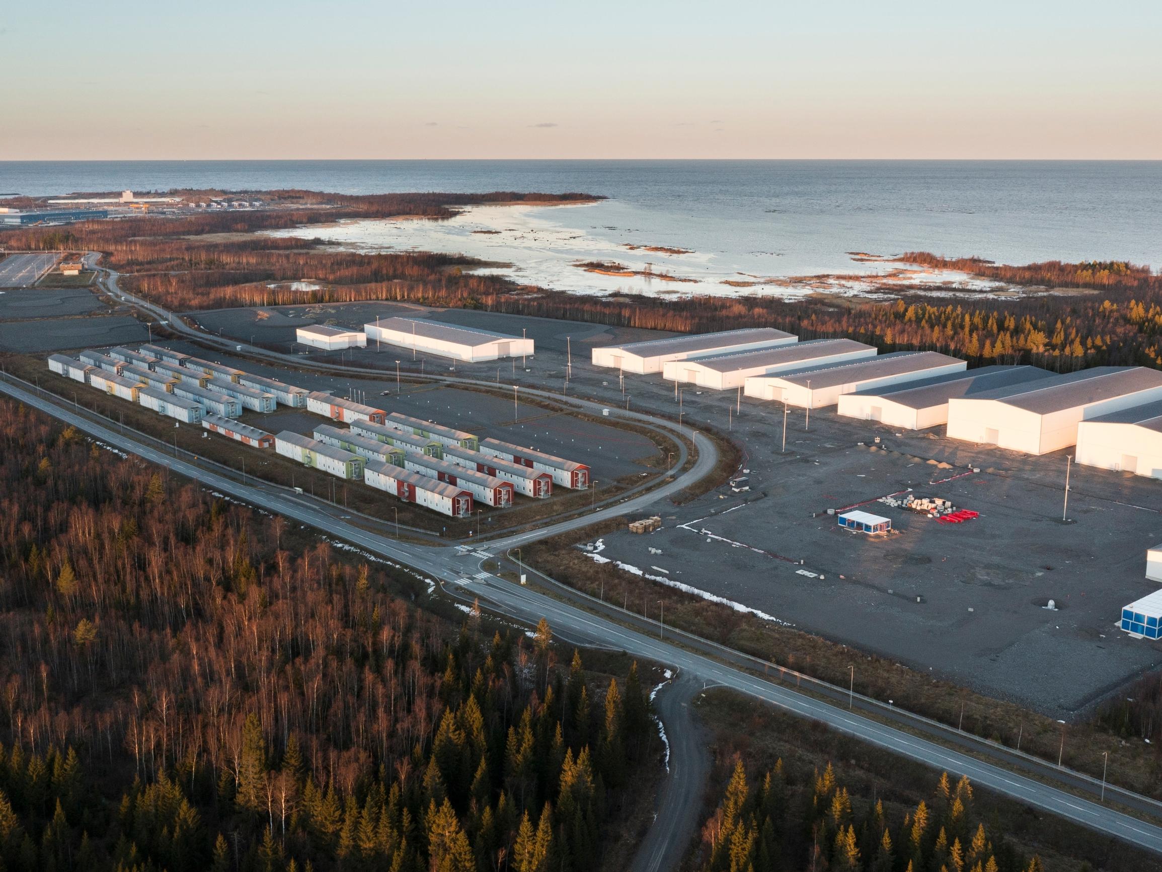 Pyhäjoelle tehtiin Fennovoimalle tuhat asuntoa, jotka ovat olleet tyhjillään vuosia – Nyt osa siirretään toiselle puolen Suomea