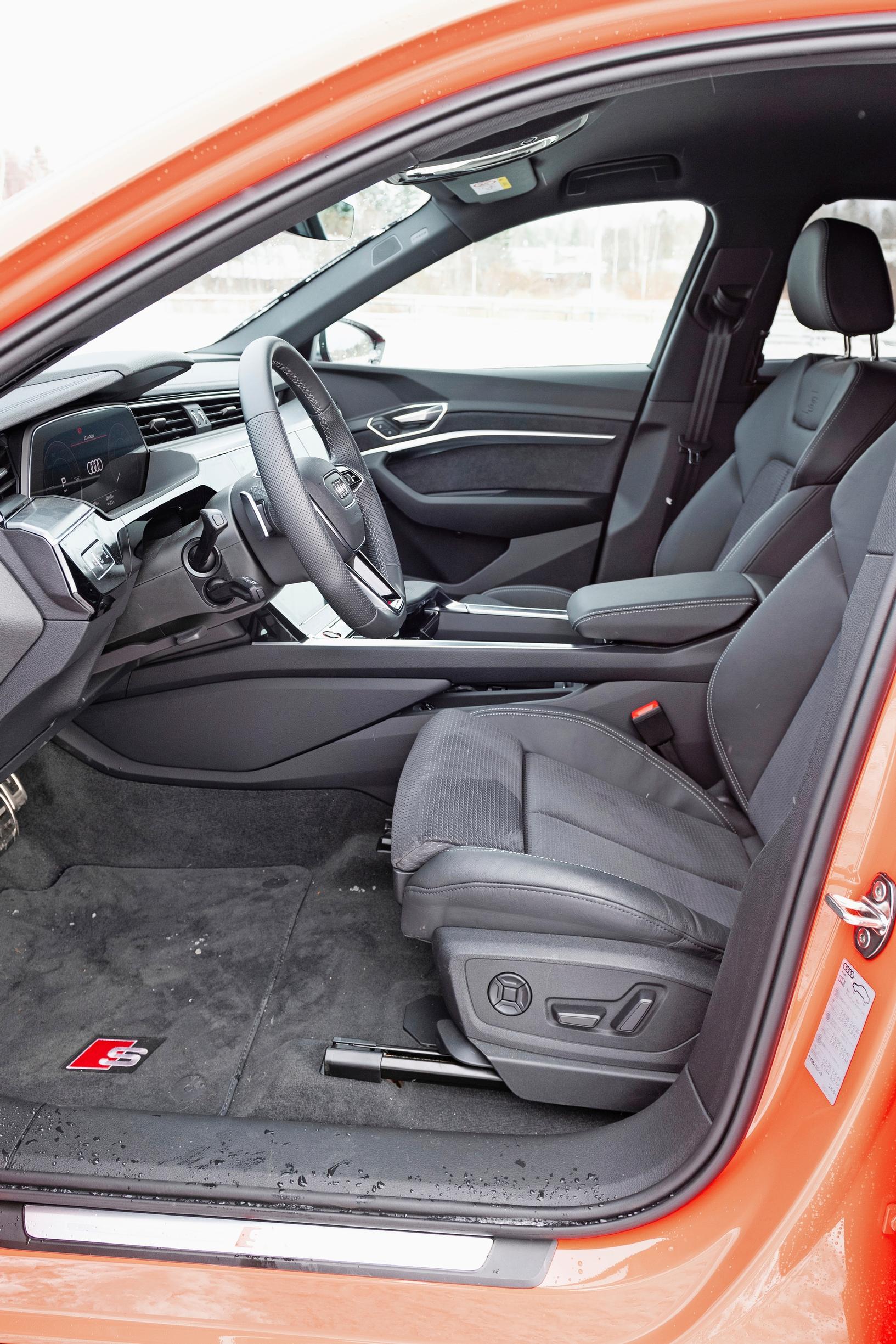 Audi SQ8 Sportback e-tronin kuski istuu kuin laivan kapteeni komentosillallaan.