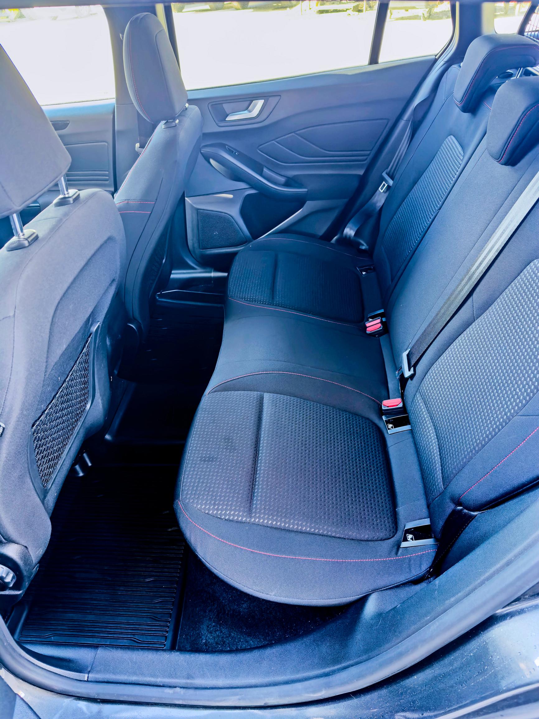 Ford Focus ST:n takana voisi olla hiukan enemmän tilaa.