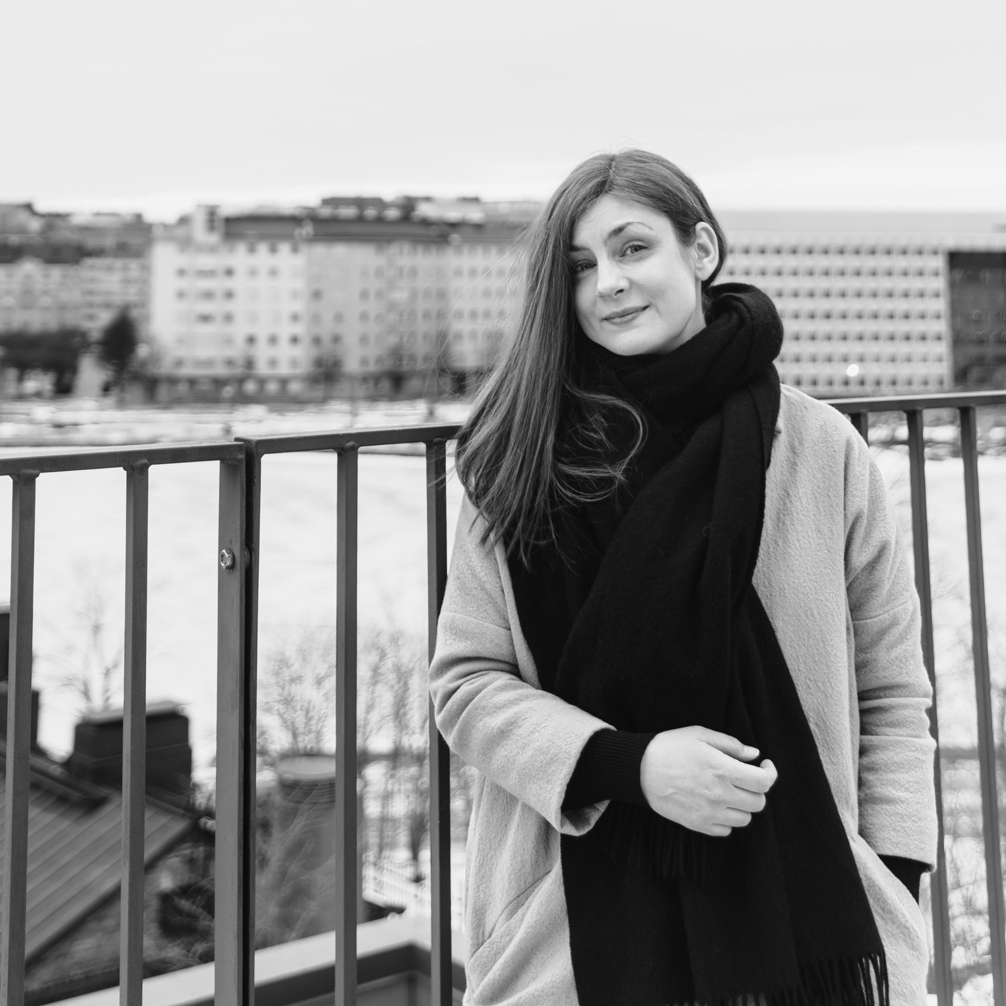 Kirjailija ja tutkija Iida Turpeisen mukaan olisimme onnellisempia, jos luopuisimme turhasta tavarasta