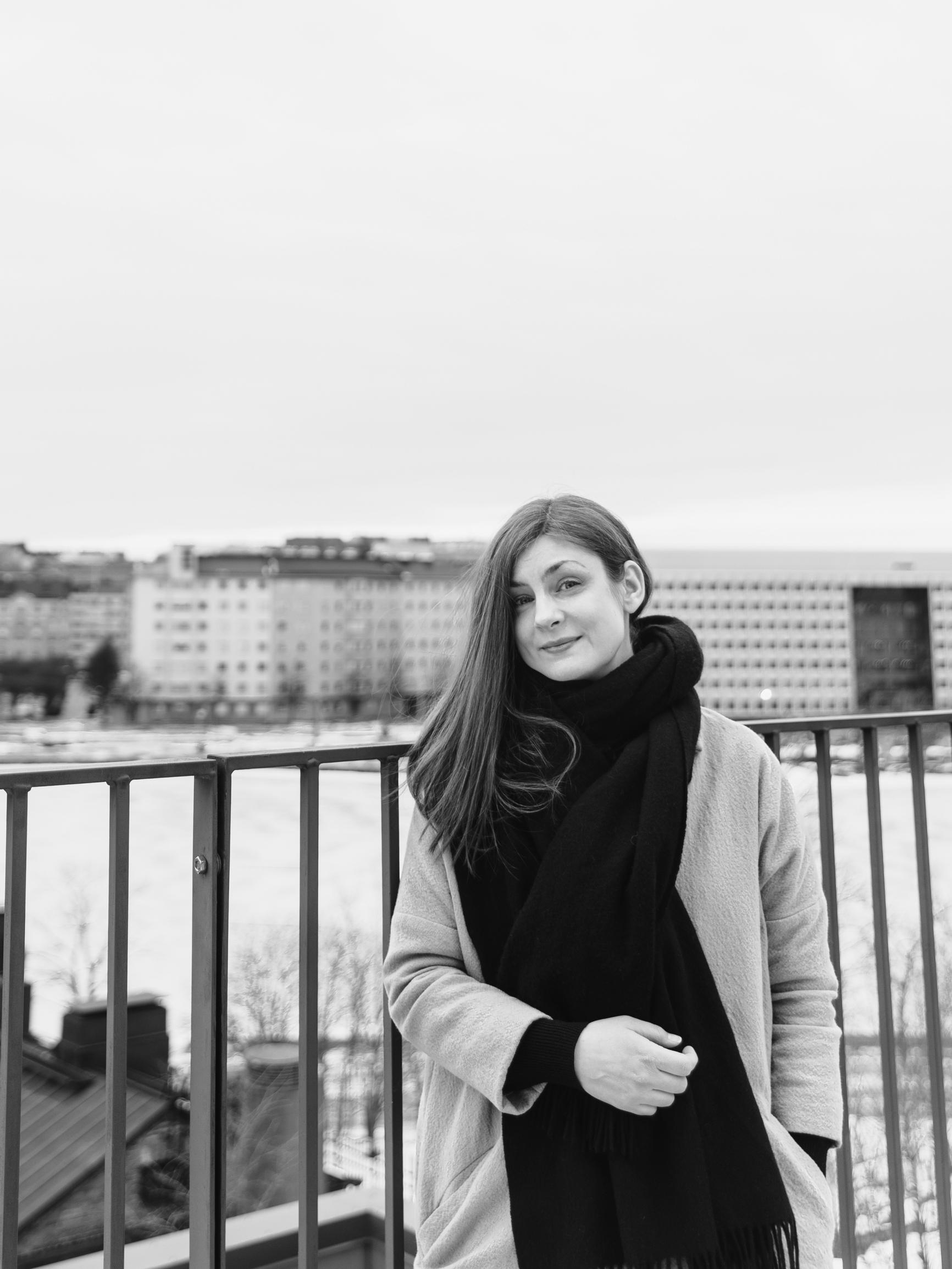 Kirjailija ja tutkija Iida Turpeisen mukaan olisimme onnellisempia, jos luopuisimme turhasta tavarasta