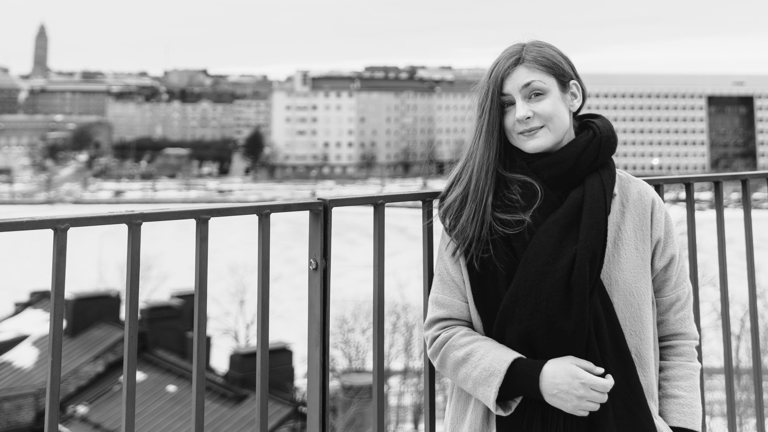 Kirjailija ja tutkija Iida Turpeisen mukaan olisimme onnellisempia, jos luopuisimme turhasta tavarasta