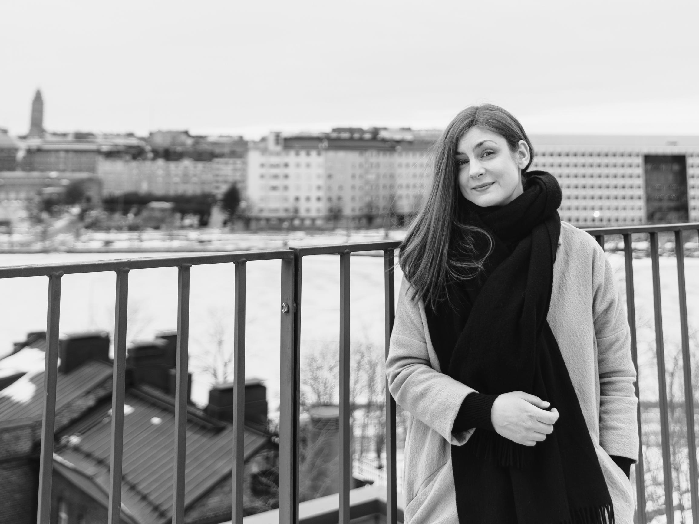 Kirjailija ja tutkija Iida Turpeisen mukaan olisimme onnellisempia, jos luopuisimme turhasta tavarasta