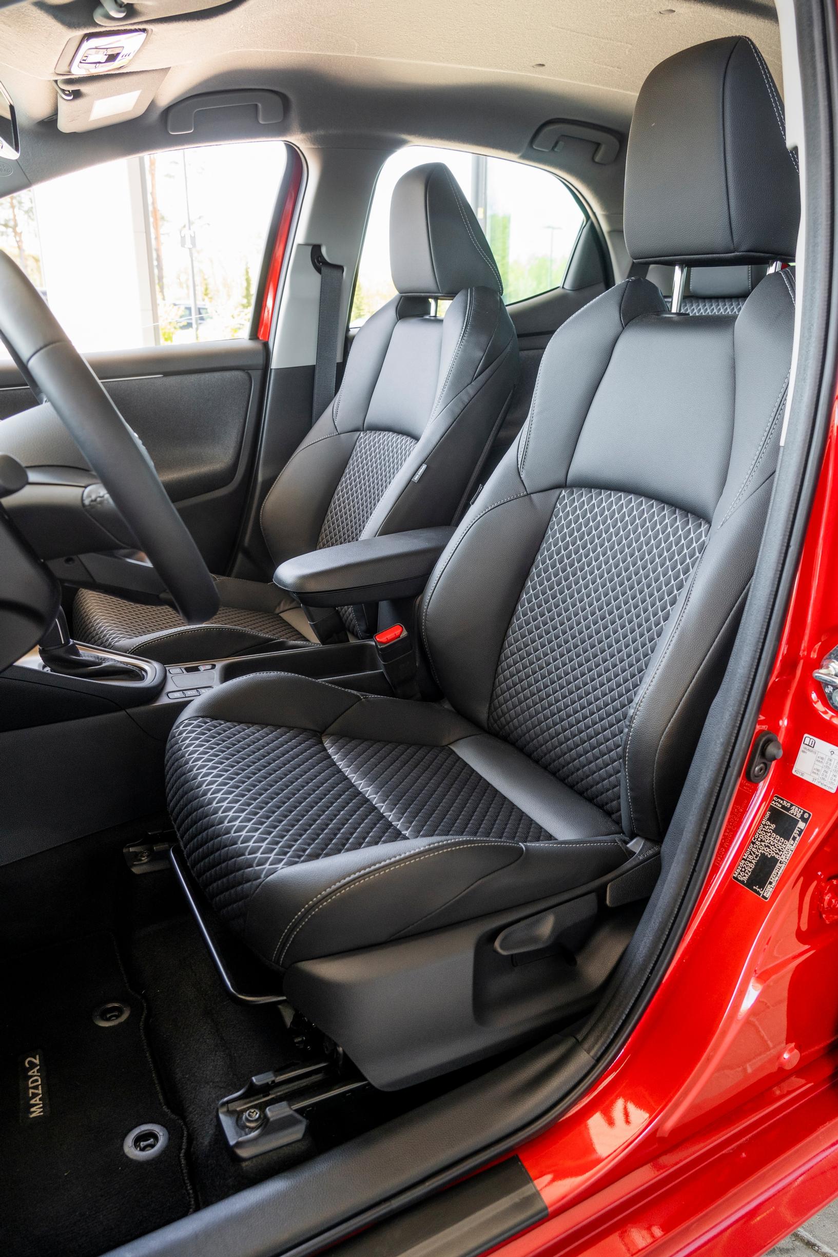 Mazda 2 hybrid Agile Comfort etupenkki