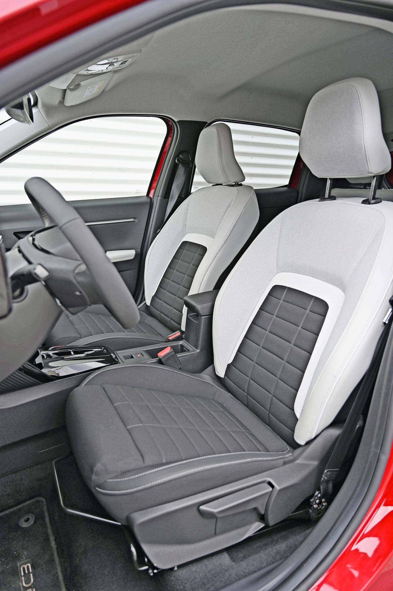 Citroën ë-C3 parempia istuimia kutsutaan mukavuusistuimiksi, mutta ei niissä ole mitään erityistä.