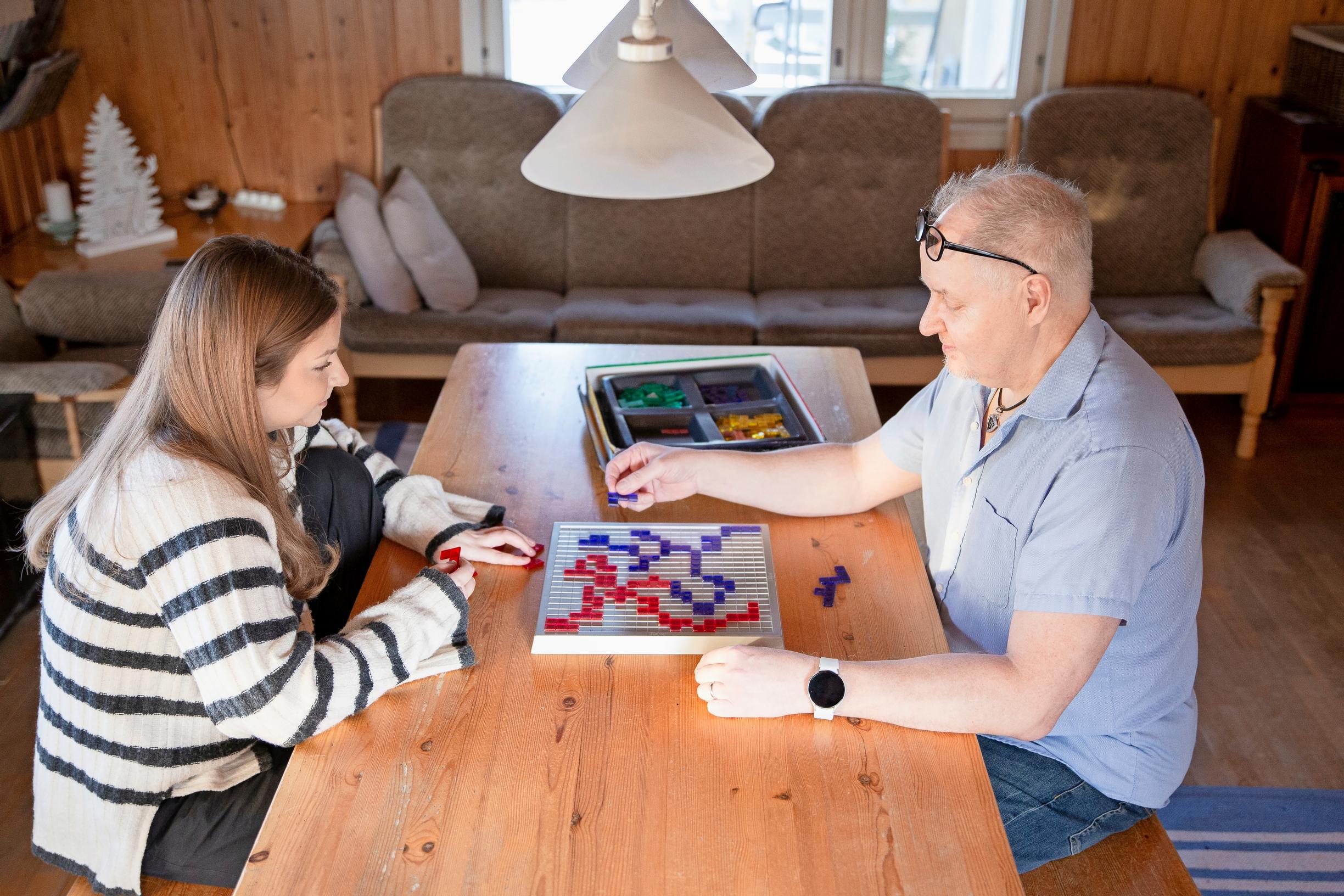 Yksinhuoltajaisän ja yhdeksän lapsen perheessä on pelattu aina lautapelejä. Blokus-pelin säännöt muistuvat yhä mieleen.
