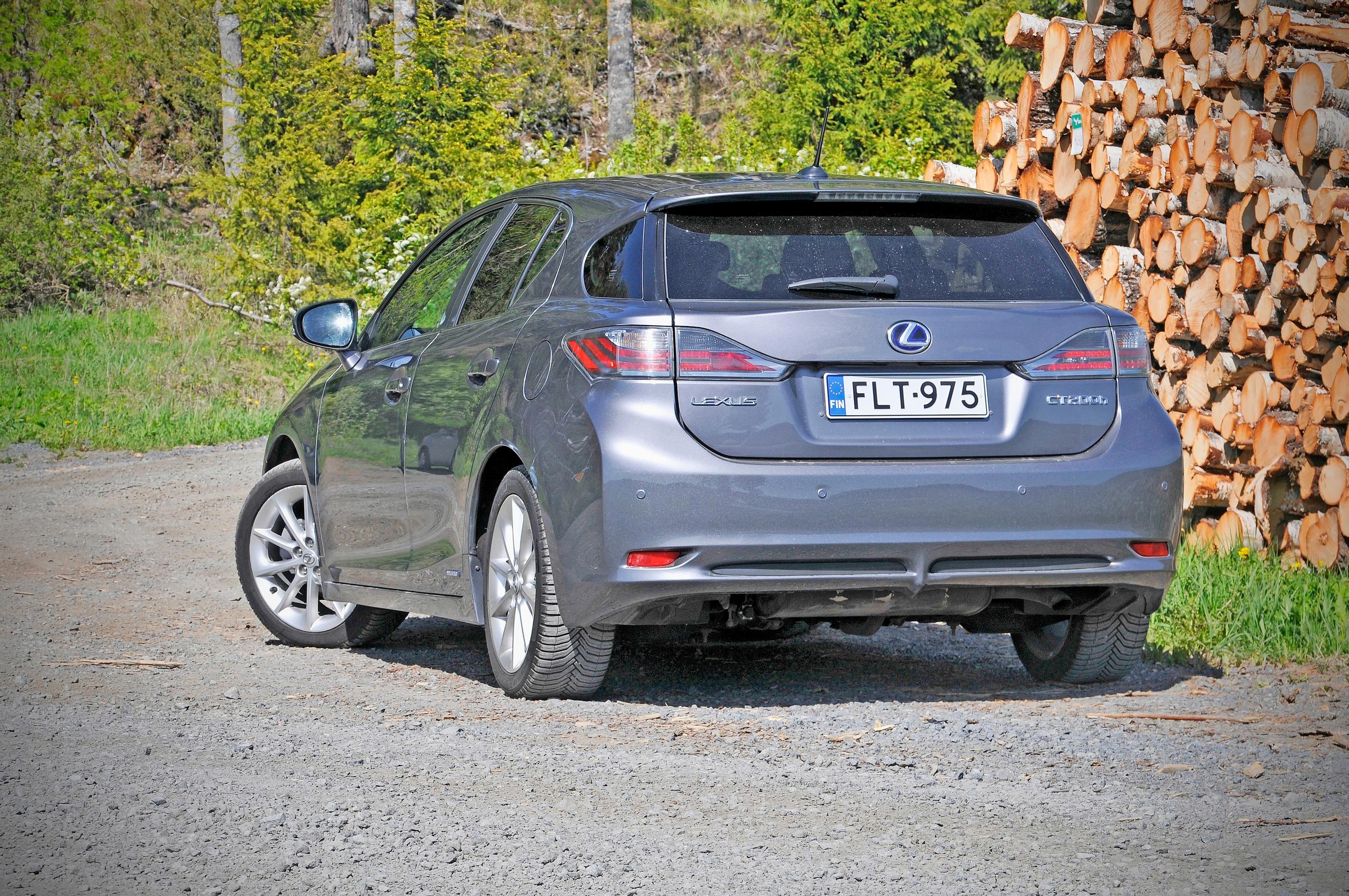 Lexus CT-mallinimen lyhenne avautuu sanoiksi Compact Touring. Auton on muotoillut Tokiossa alalle opiskellut Takeshi Tanabe.