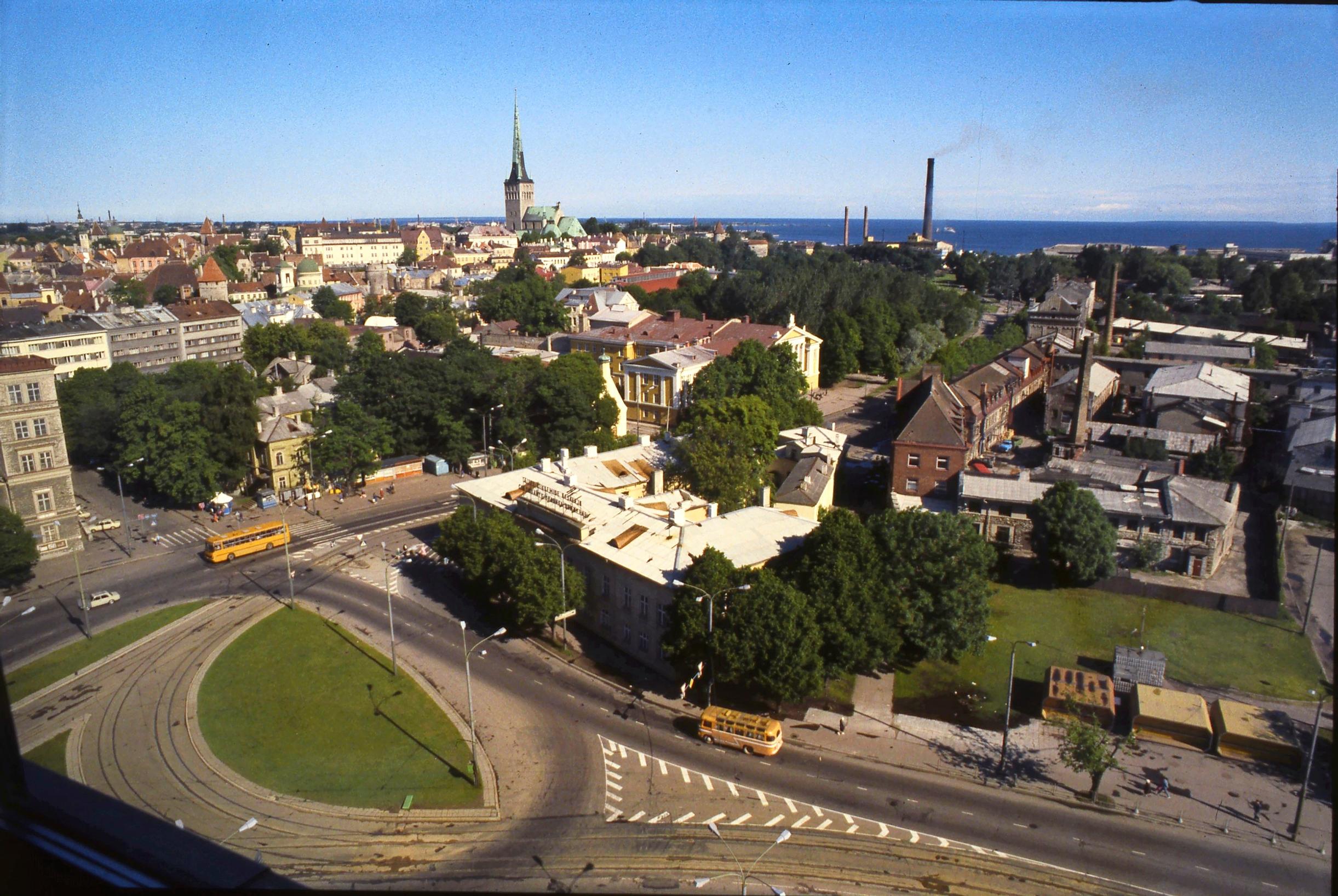 Näkymä Viru-hotellin yläkerroksista Viru Väljakille ja kohti pohjoista 1990-luvun puolivälissä.