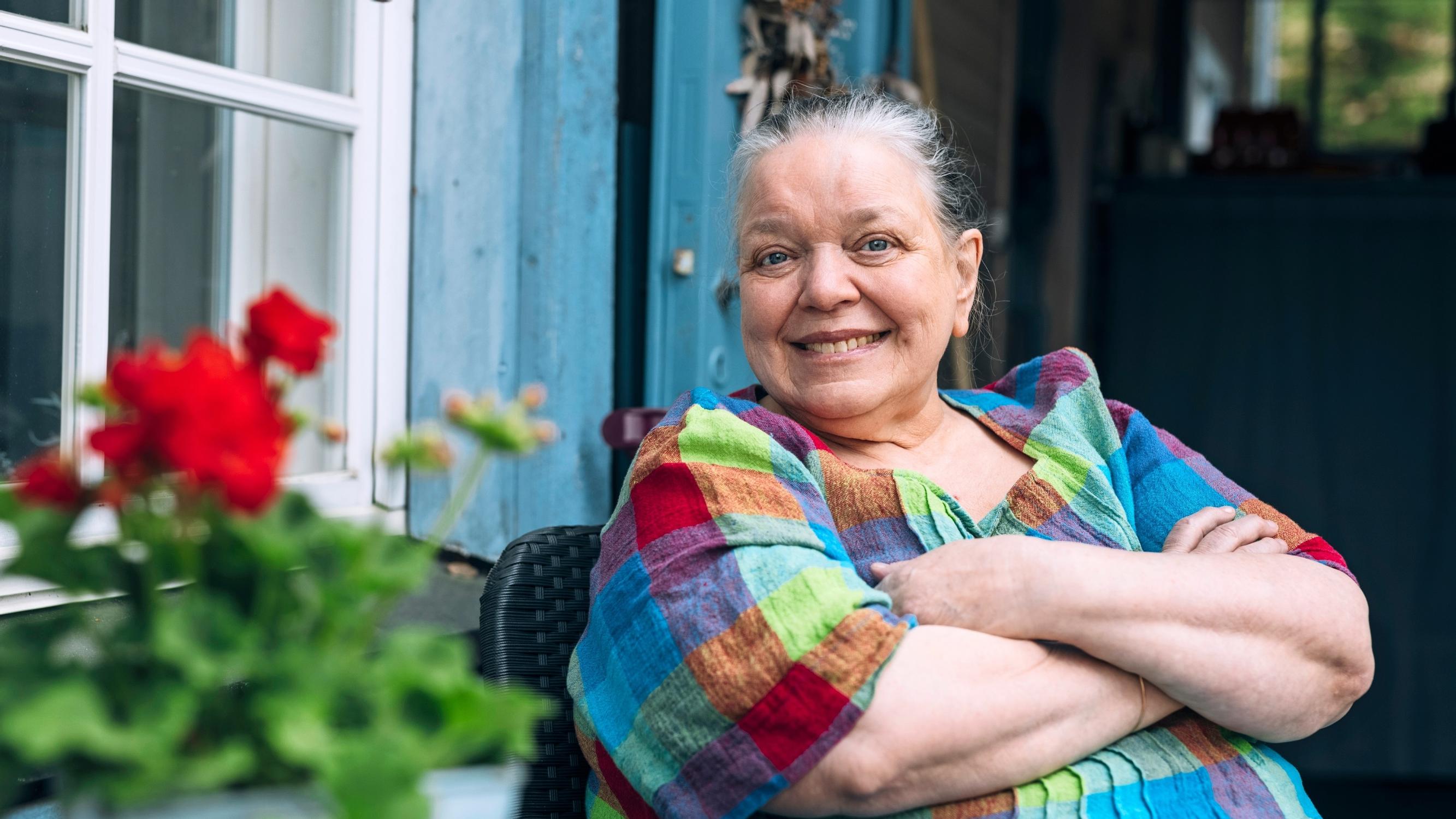 Vanhetessa kaikkea ei tarvitse opetella eikä muistaa, ajattelee kirjailija Kirsti Manninen: ”Kun mummo nukkuu, on kuin rahaa pankkiin panisi”