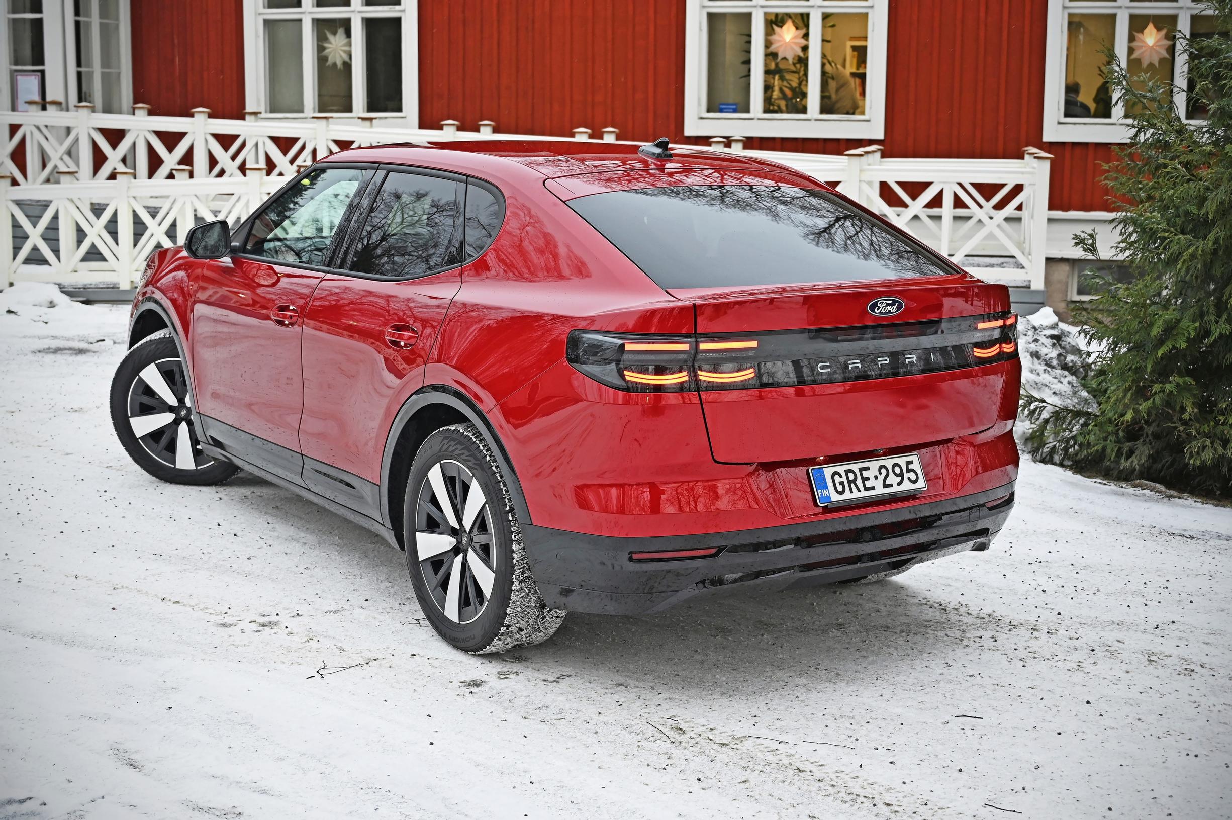 Ford Caprin Ajettavuus: Ajonvakautuksen saa sport-tilaan tai kokonaan pois pelistä. Edeltävä sallii kuljettajalle jonkin verran luistoja ja takavedon avulla hallittavaa yliohjaamista, jälkimmäisessä autosta tulee väännön vuoksi vaikea hallittava.