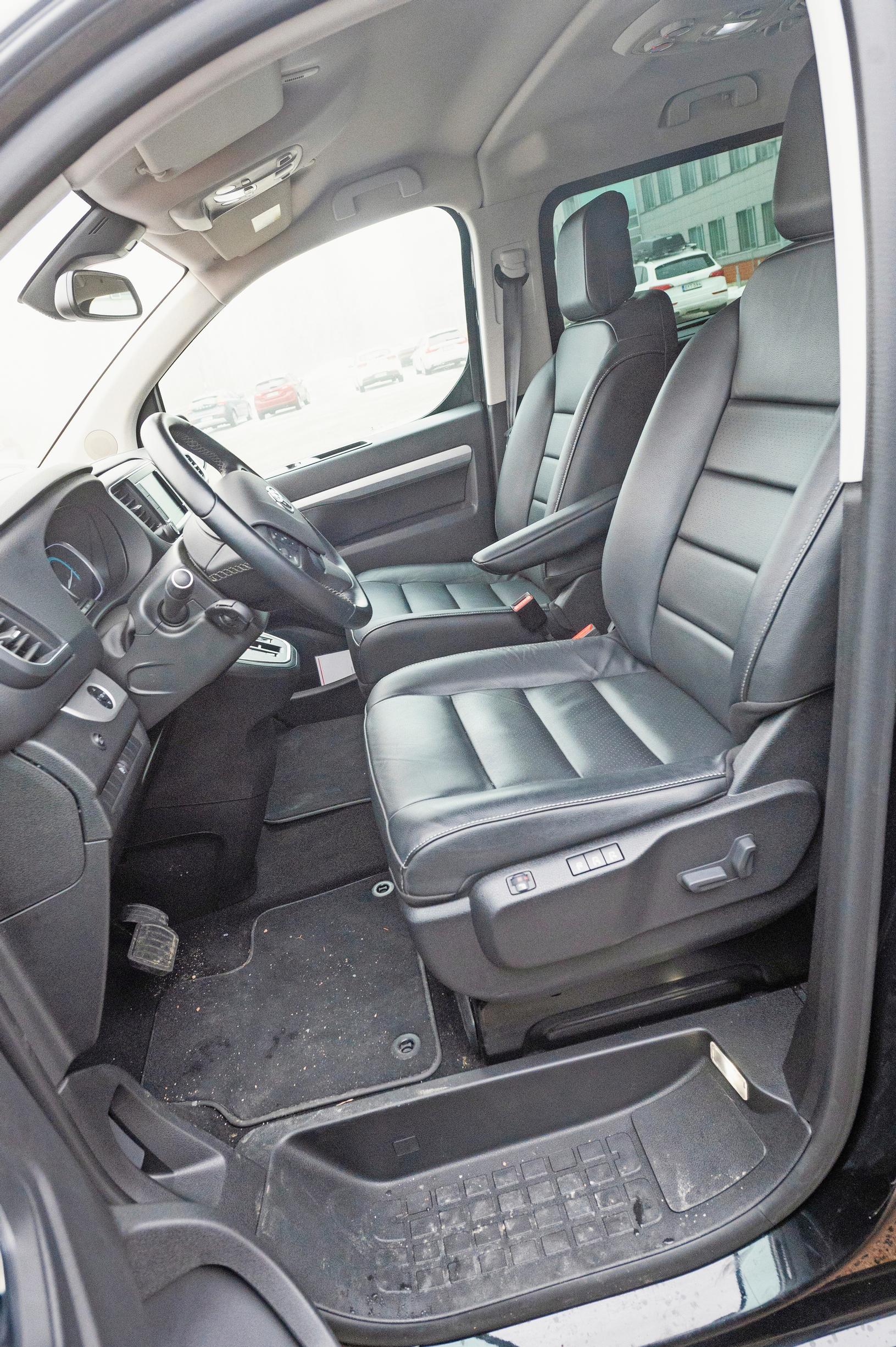 Toyota Proace Verso EV:n etuistuimet ovat napakat ja sähköllä säädettävät. Ajoasennosta saa kohtalaisen.