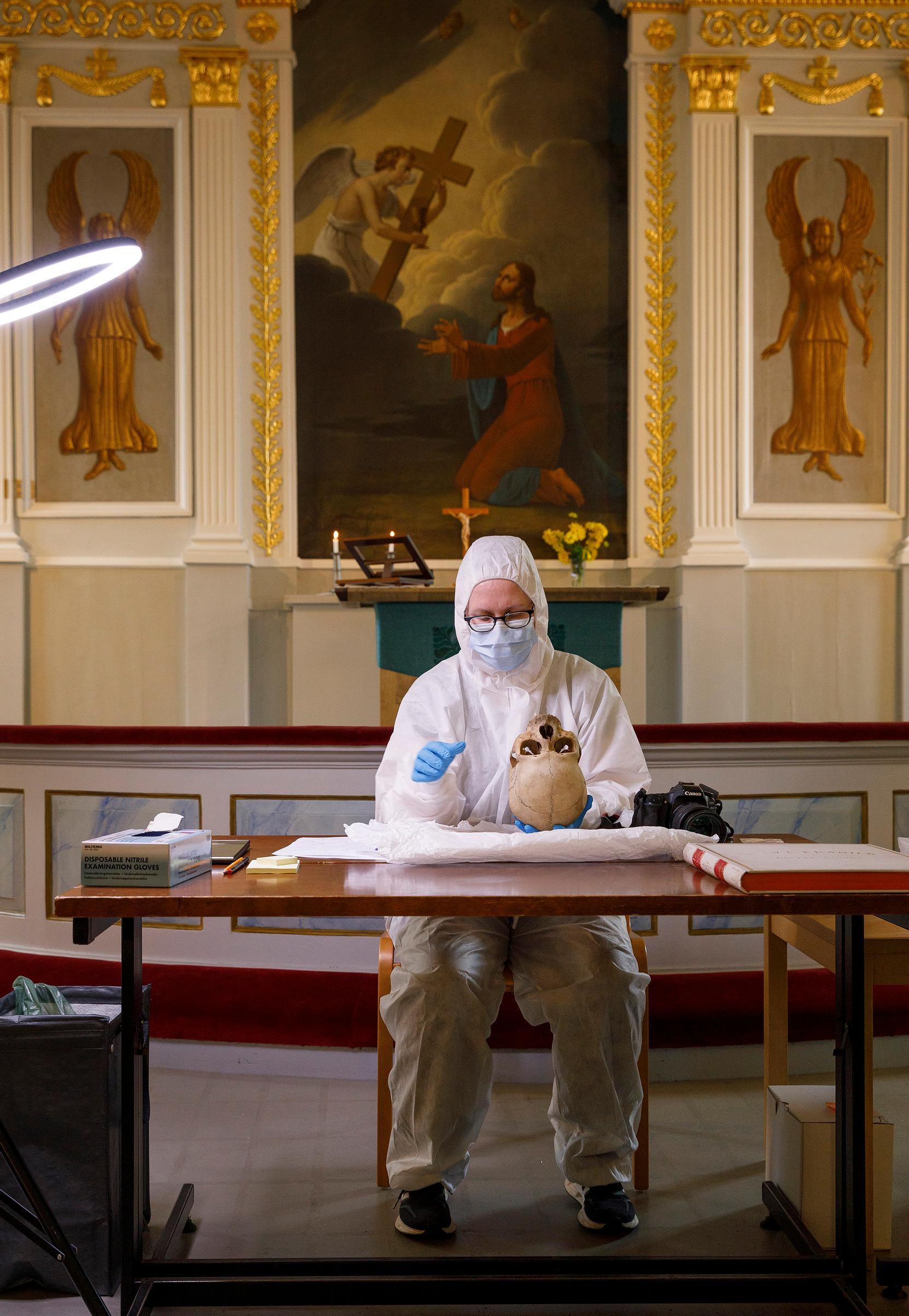 Jokainen kallo käy aluksi läpi noin puolen tunnin tarkastuksen, minkä jälkeen se laitetaan takaisin laatikkoonsa.