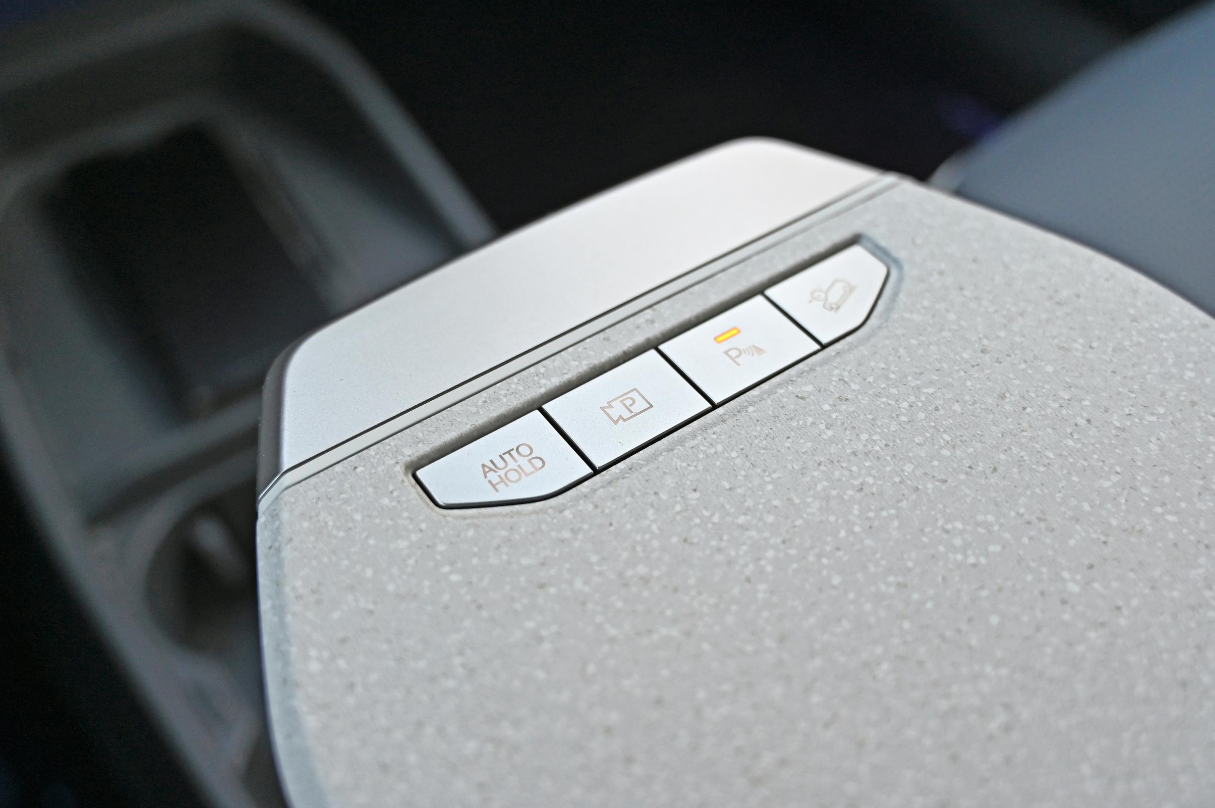 Kia EV3:n liukuvassa kyynärnojassa on onneksi muutama fyysinenkin painike.