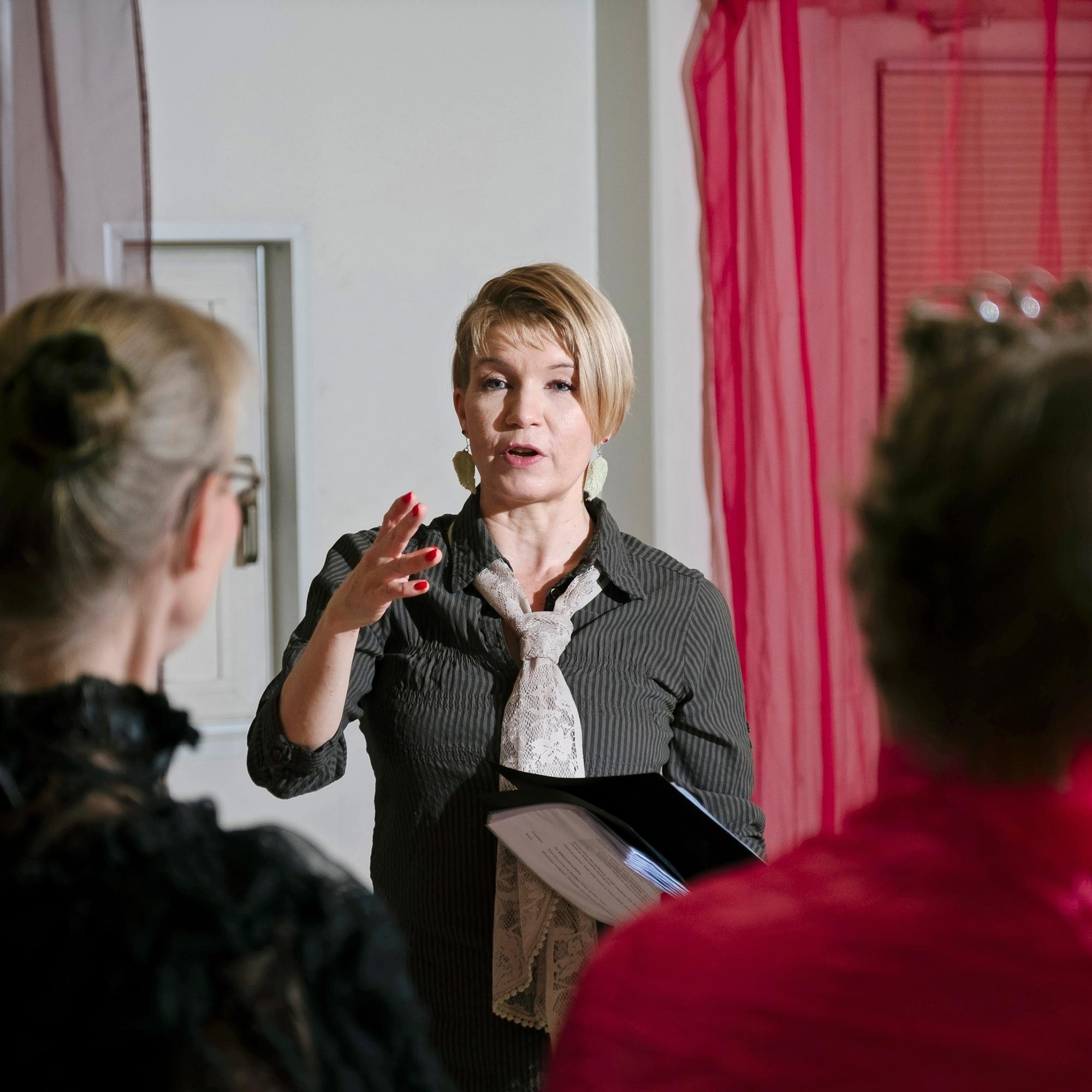 Teatteriharrastus auttoi Päivi Turusen irti alakulosta ja yksinäisyydestä: ”Ennen en rohjennut edes puhua yleisön edessä hikoilematta tuskaa”