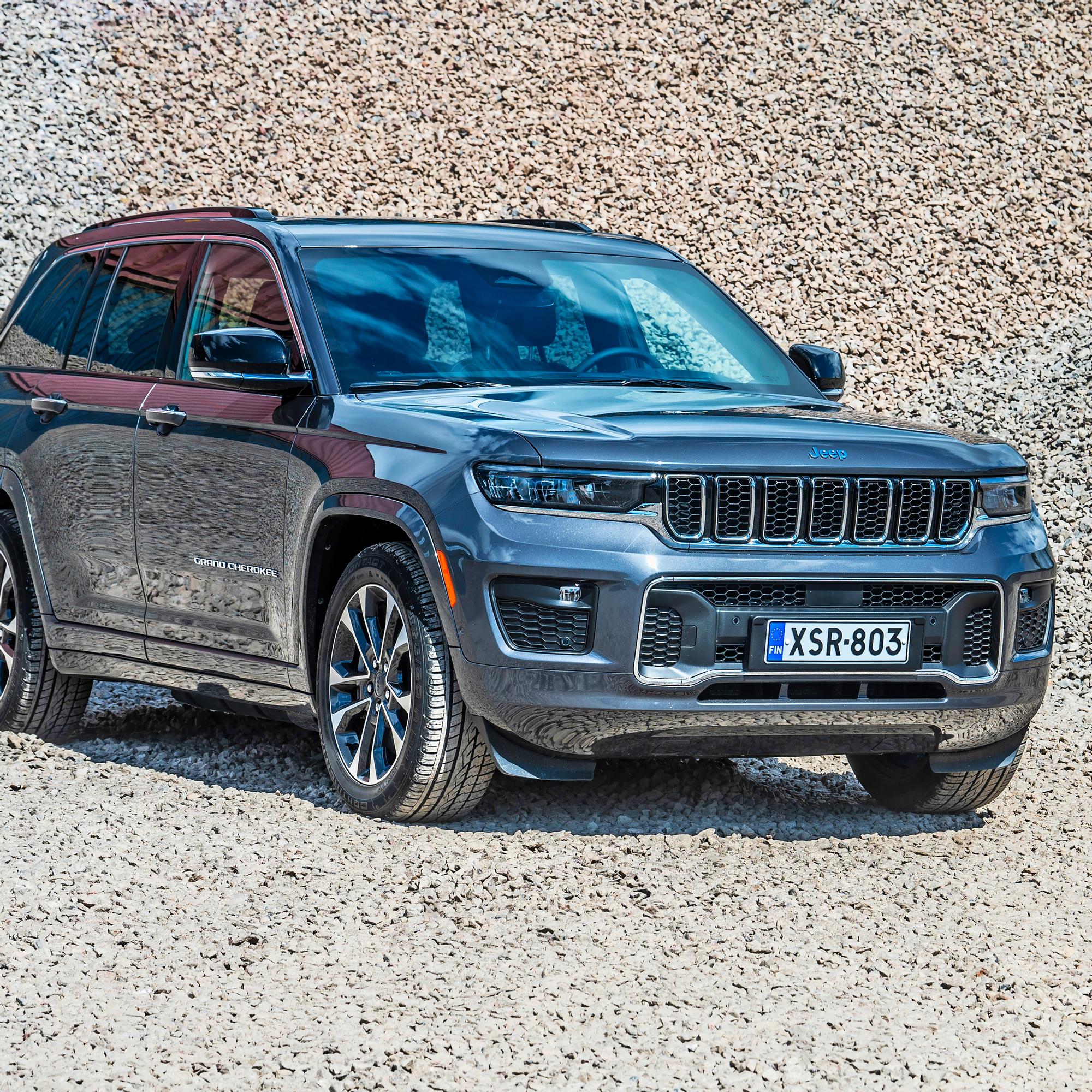 Raskaassa sarjassa – Muhkeassa Jeep Grand Cherokeessa V8 vaihtui puolikkaaseen, mutta tehoissa ja väännöissä löytyy