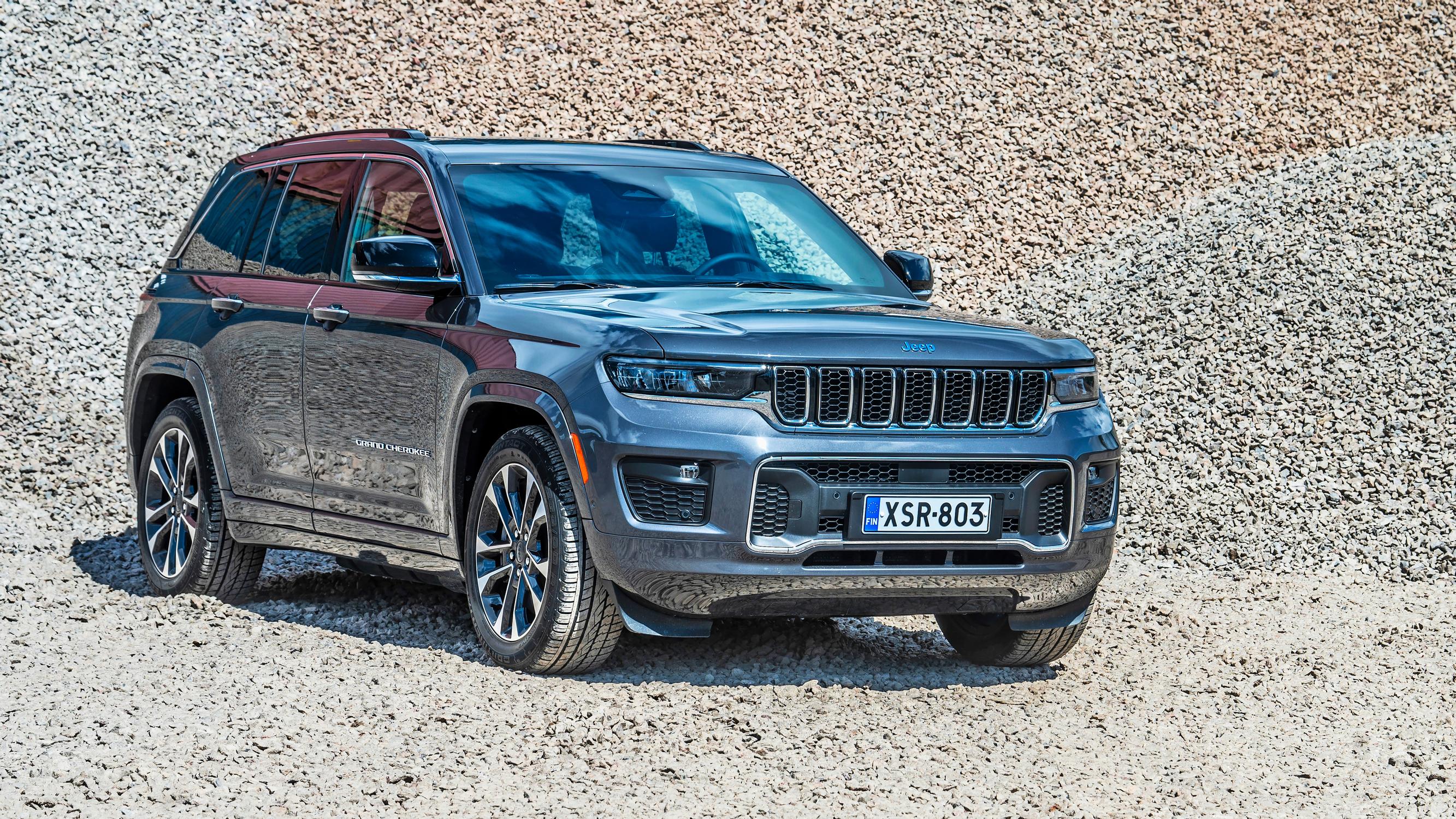 Raskaassa sarjassa – Muhkeassa Jeep Grand Cherokeessa V8 vaihtui puolikkaaseen, mutta tehoissa ja väännöissä löytyy