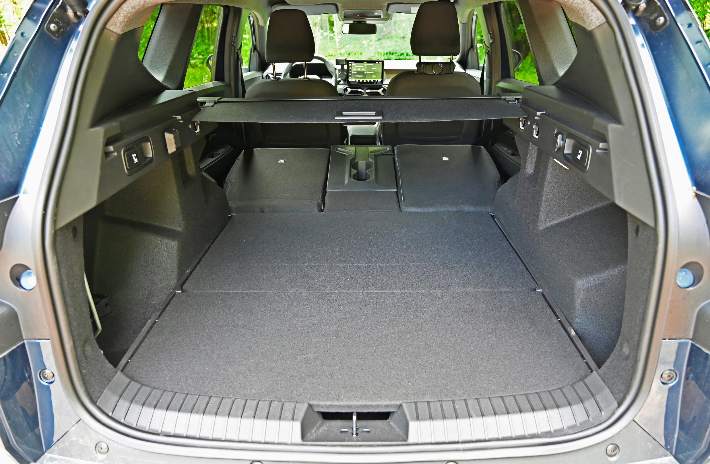 Dacia Bigsterin tavaratila kasvaa laajennuksessa todella suureksi, lähemmäs kahden kuution mittoja. Tilan pohjasta tulee niin tasainen ja pitkä, että tässä mahtuisi reissumies tai -nainen tarvittaessa vaikka nukkumaan. Vain patja puuttuu...