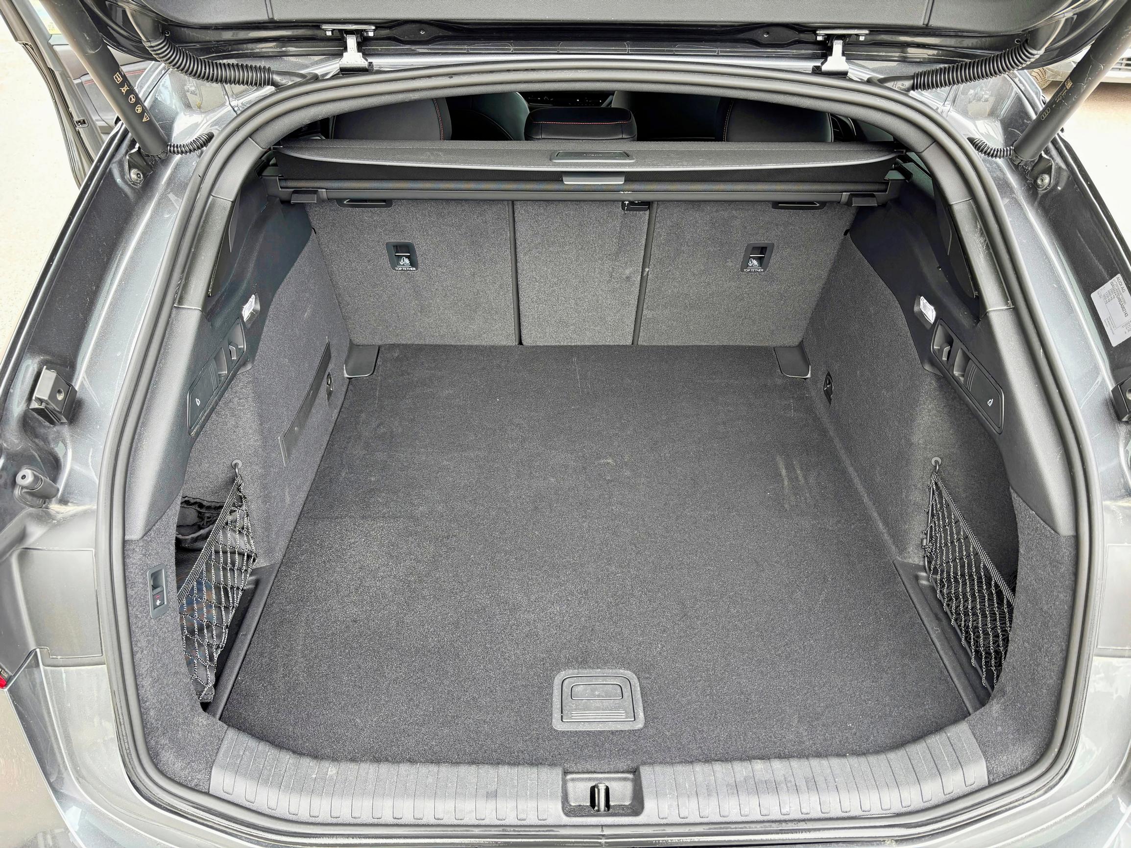 Audi S6 Avant e-tronin takakontti on 502-litrainen, mutta voisi olla isompikin.