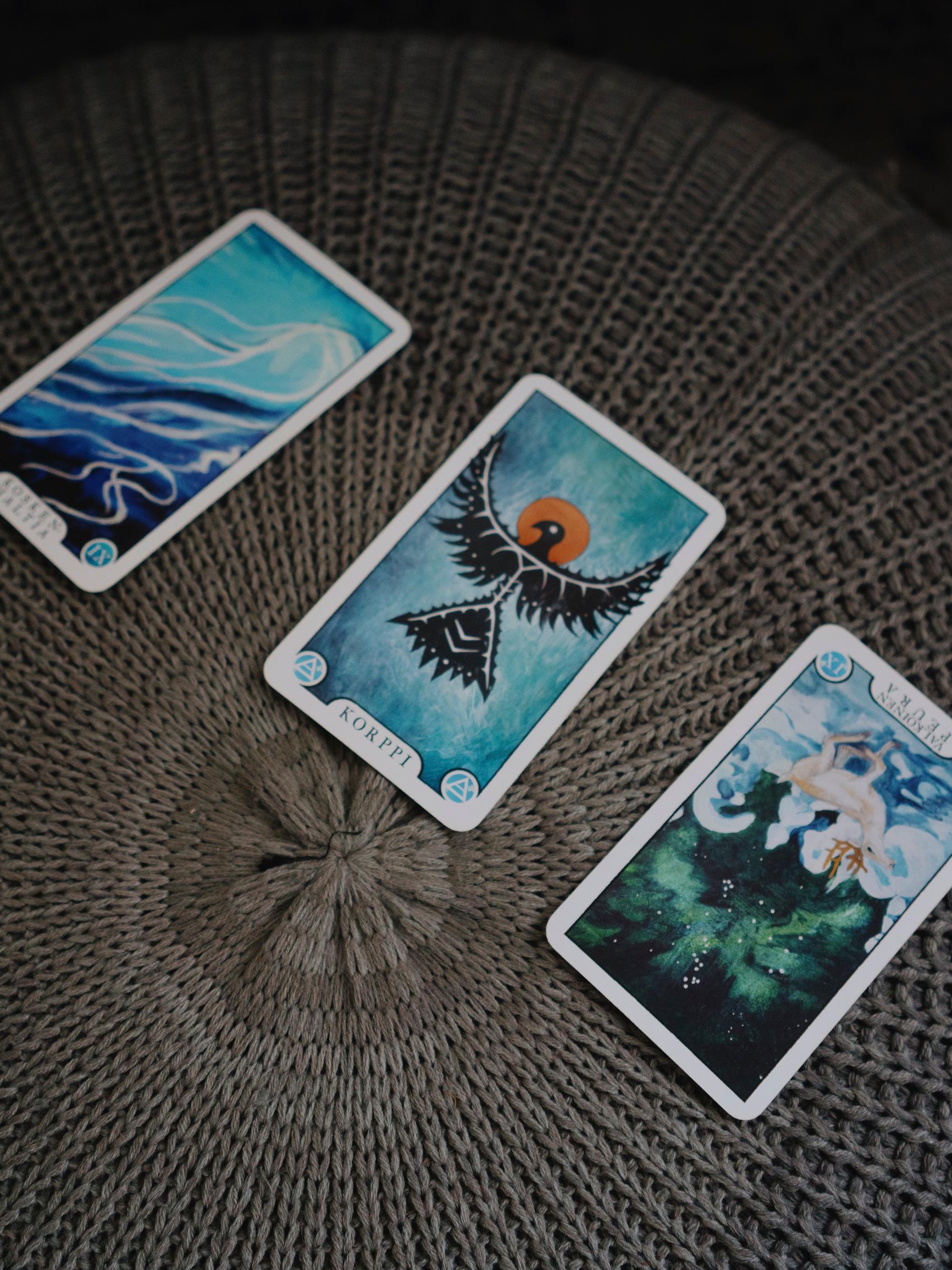 Sijoittamalla vaurastunut Petteri Kallio käyttää tarot-kortteja itsereflektion välineenä. 