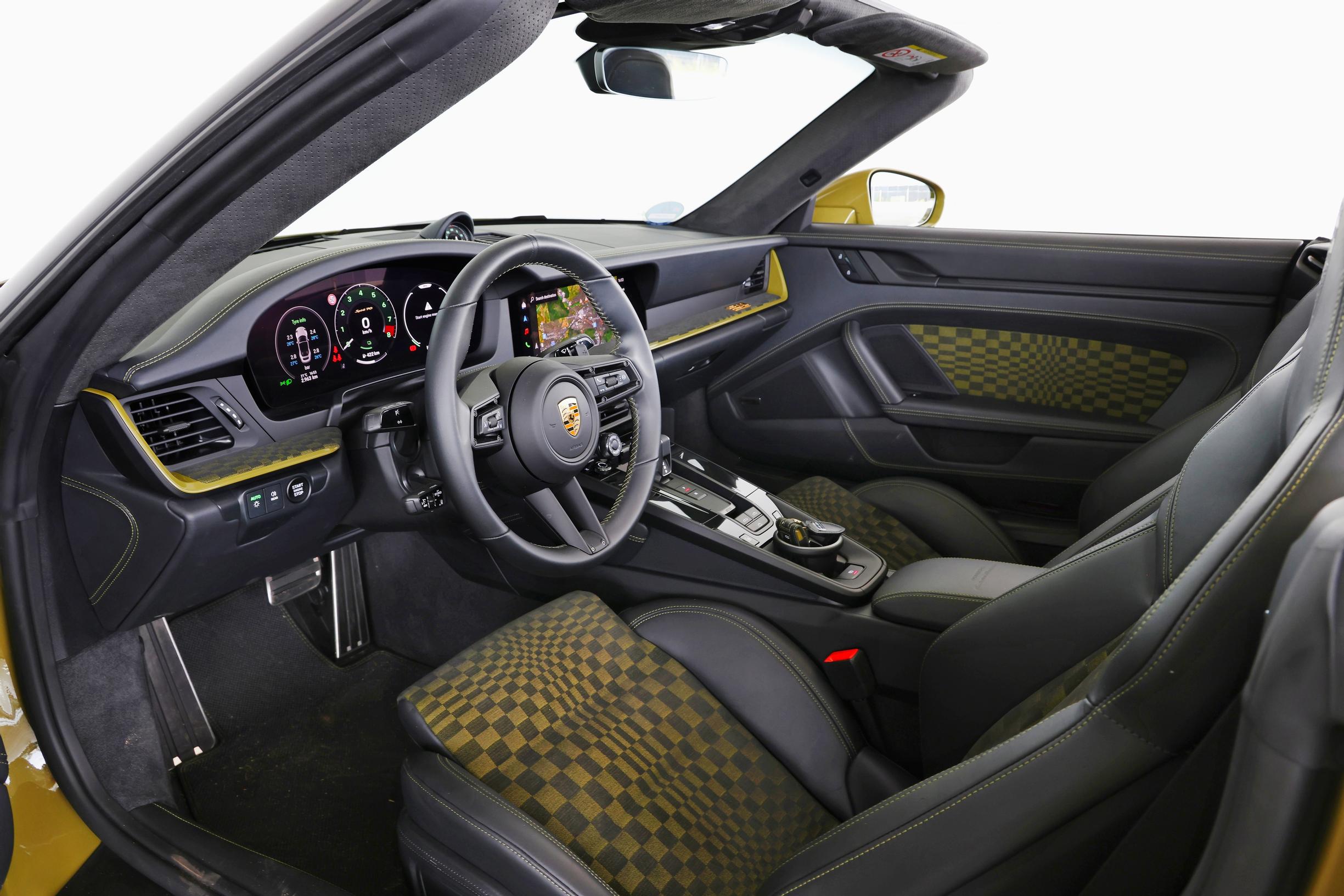 Porsche 911 Spirit 70:n Pasha-verhoilu on epäsymmetrisyydessään aavistuksen psykedeelinen.