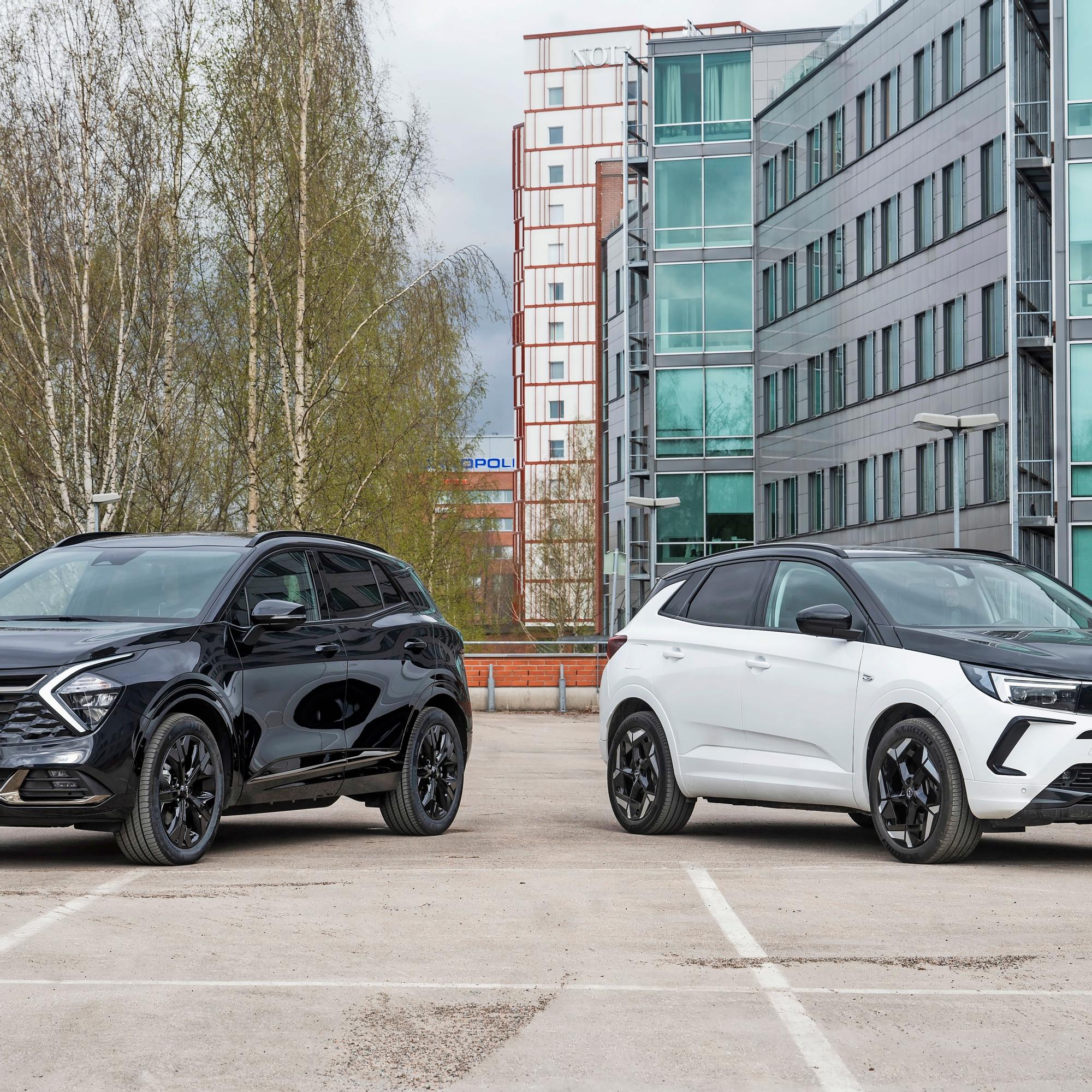 Kia Sportage vs. Opel Grandland – Nelivetoisten lataushybridien parivertailussa voiton ratkaisivat ajo-ominaisuudet, tilat ja sähköajokantama