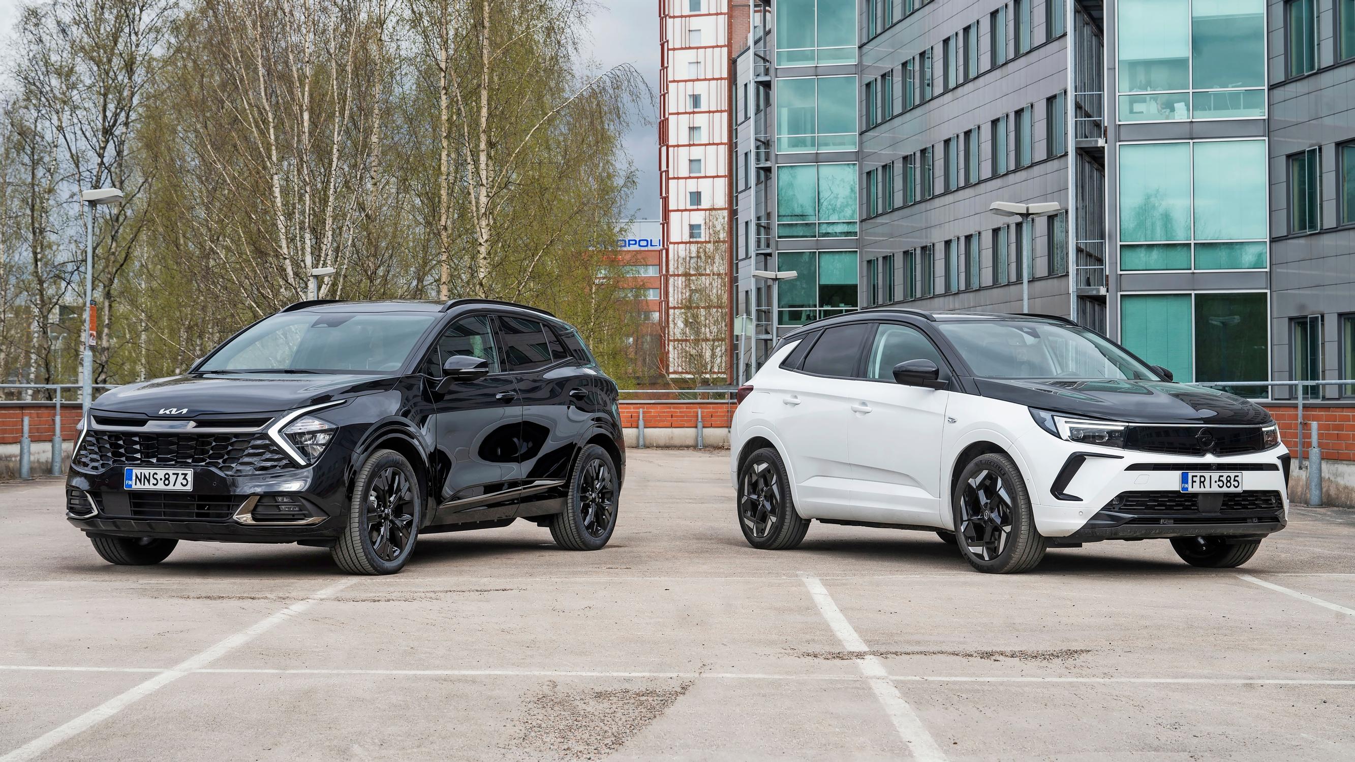 Kia Sportage vs. Opel Grandland – Nelivetoisten lataushybridien parivertailussa voiton ratkaisivat ajo-ominaisuudet, tilat ja sähköajokantama
