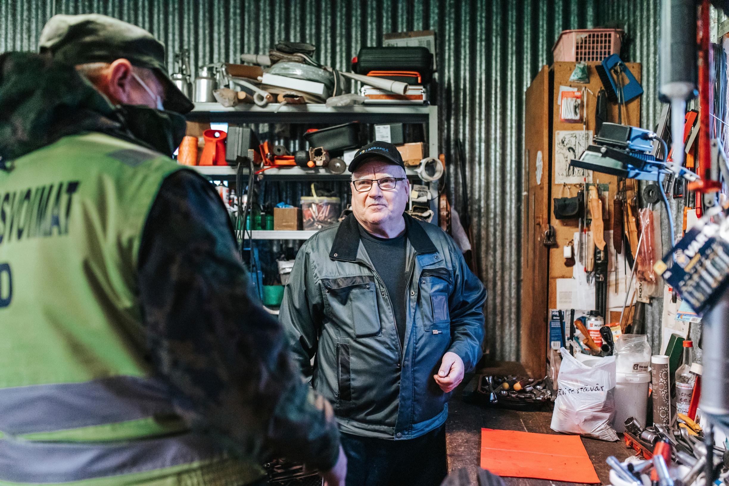 Laittomat ja vanhentuneet tuliaseet kerätään valtiolle. Heimo Honkatukia on tyytyväinen, että poliisin ja puolustusvoimien partio haki vanhat patruunat suoraan hänen kotoaan.