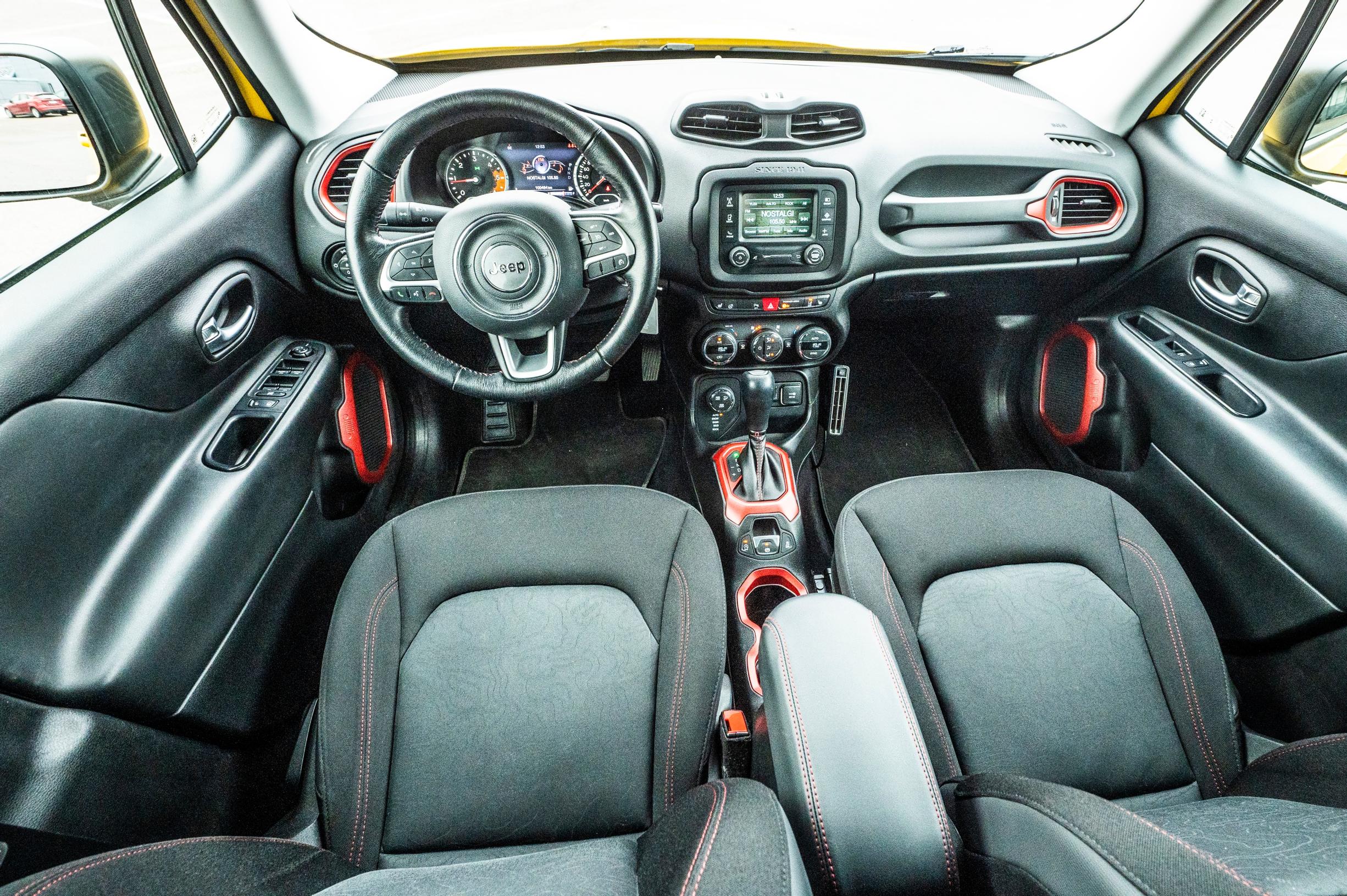 Käytetty Jeep Renegade 2016 Tuulilasin koeajossa. Kojelauta on aika muovisen oloinen.
