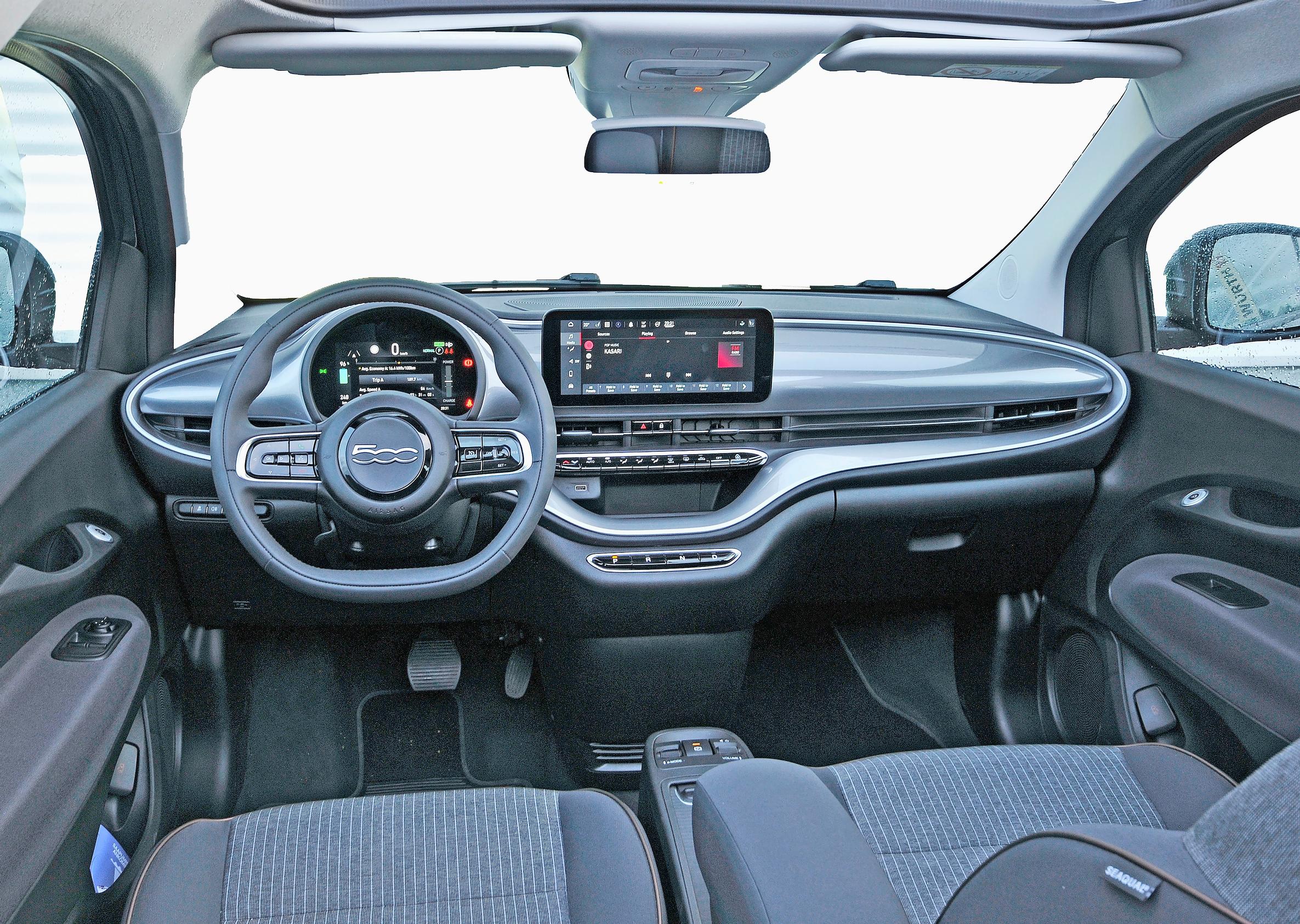 Fiat 500e Cabrion ohjaamo on tiivis mutta toimiva